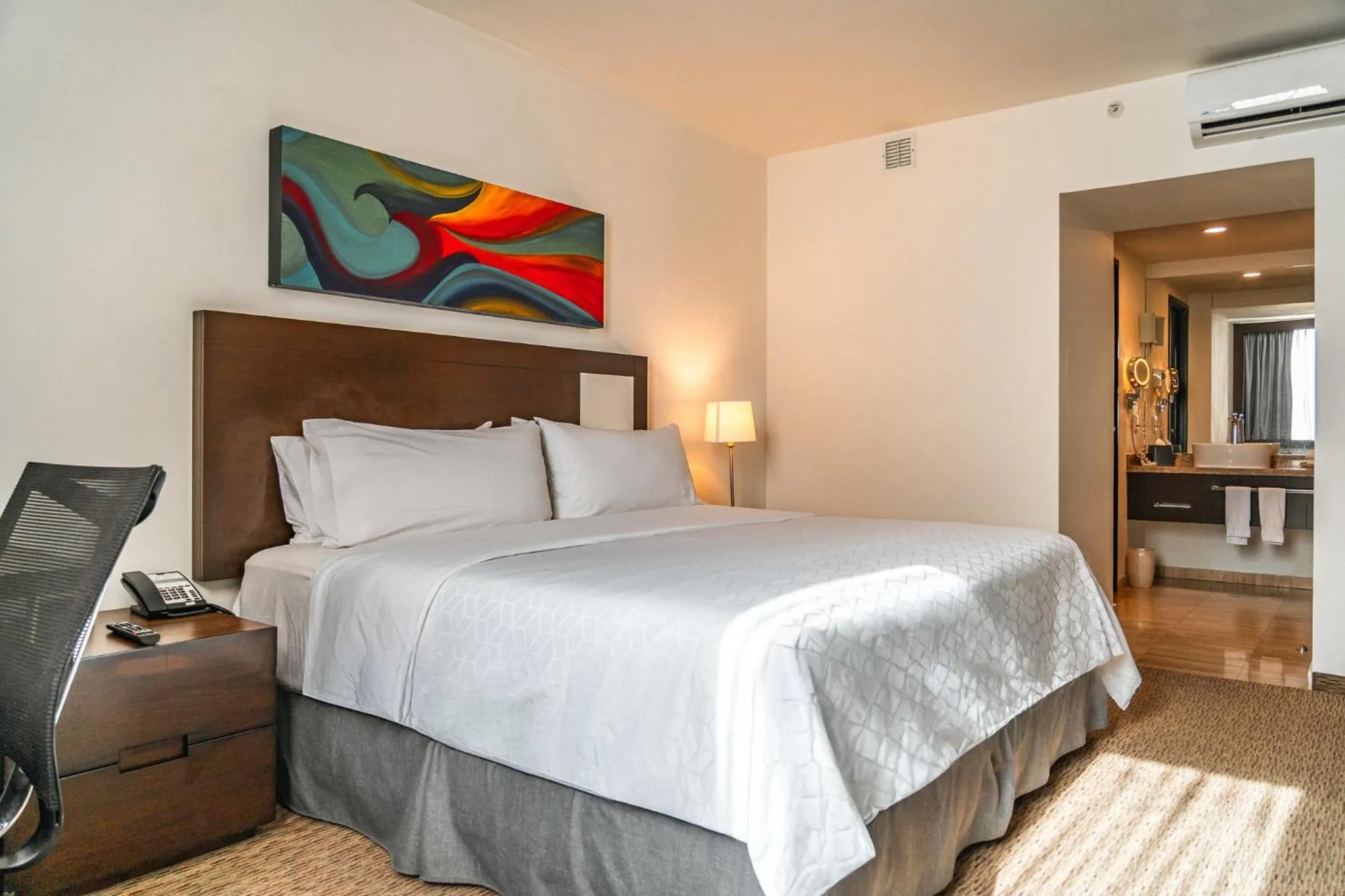 Photo of the whole room, Bed in Holiday Inn Guadalajara Patria-Universidad by IHG