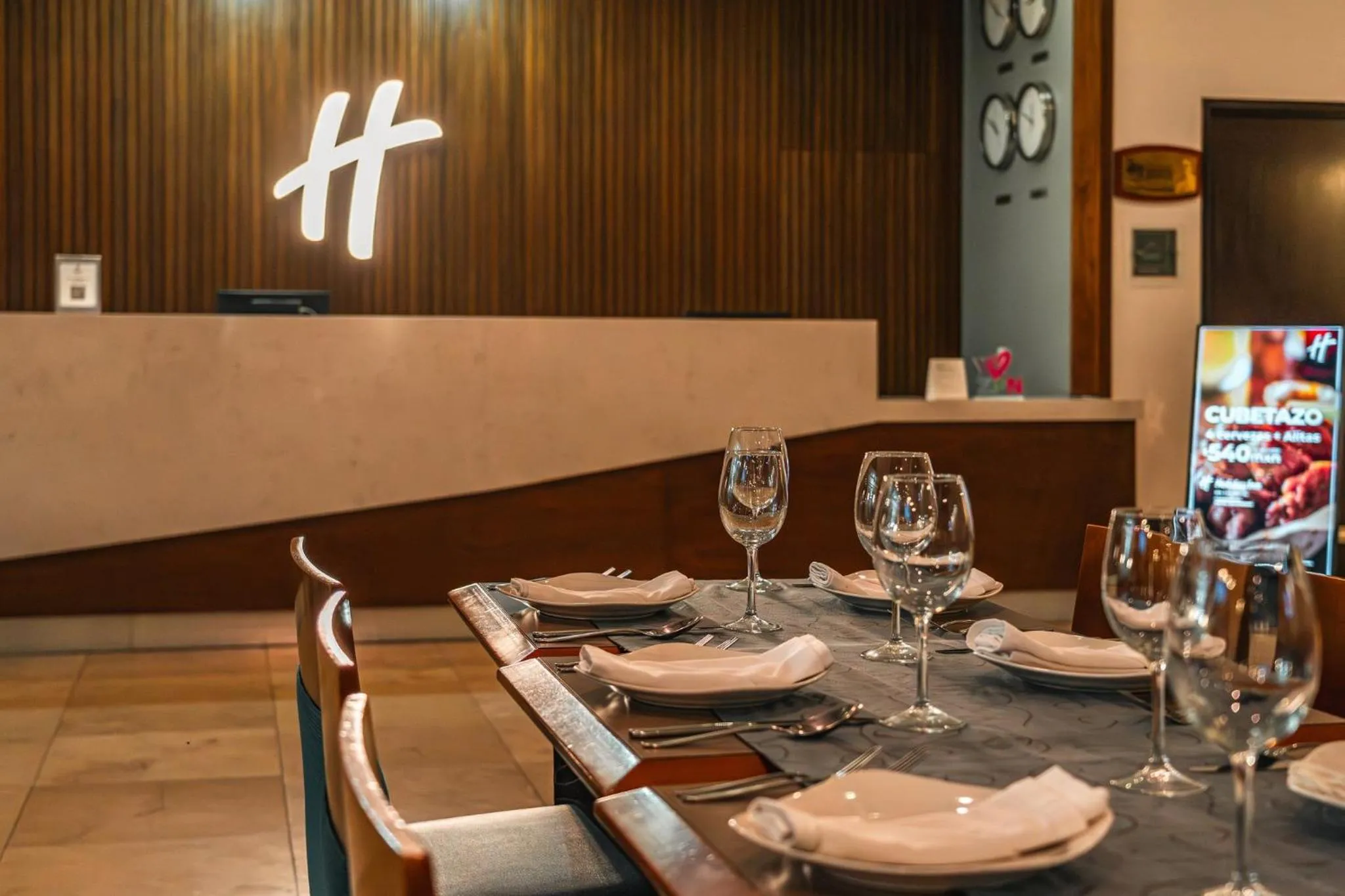 Restaurant/places to eat in Holiday Inn Guadalajara Patria-Universidad by IHG
