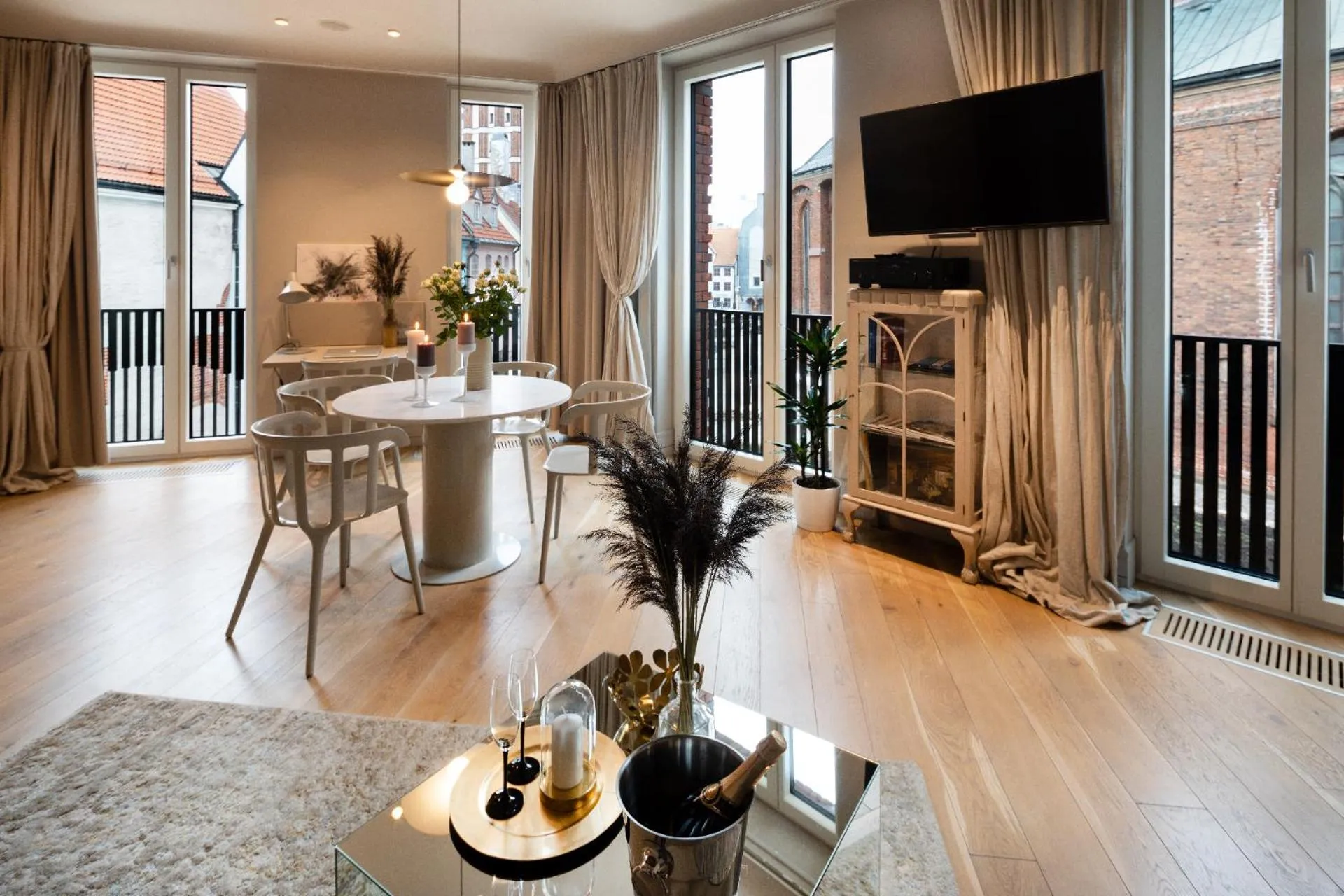 TV and multimedia in Redstone Apartments