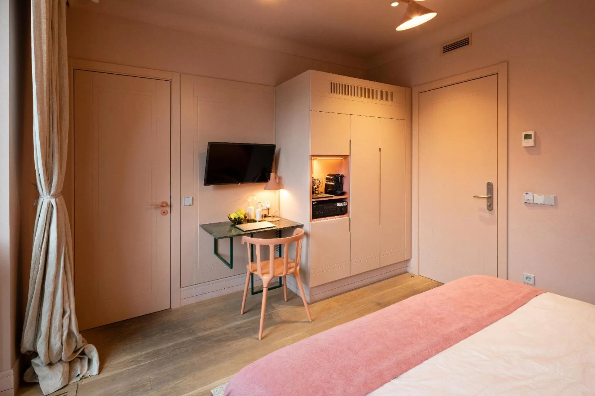 TV and multimedia, Bed in Redstone Apartments