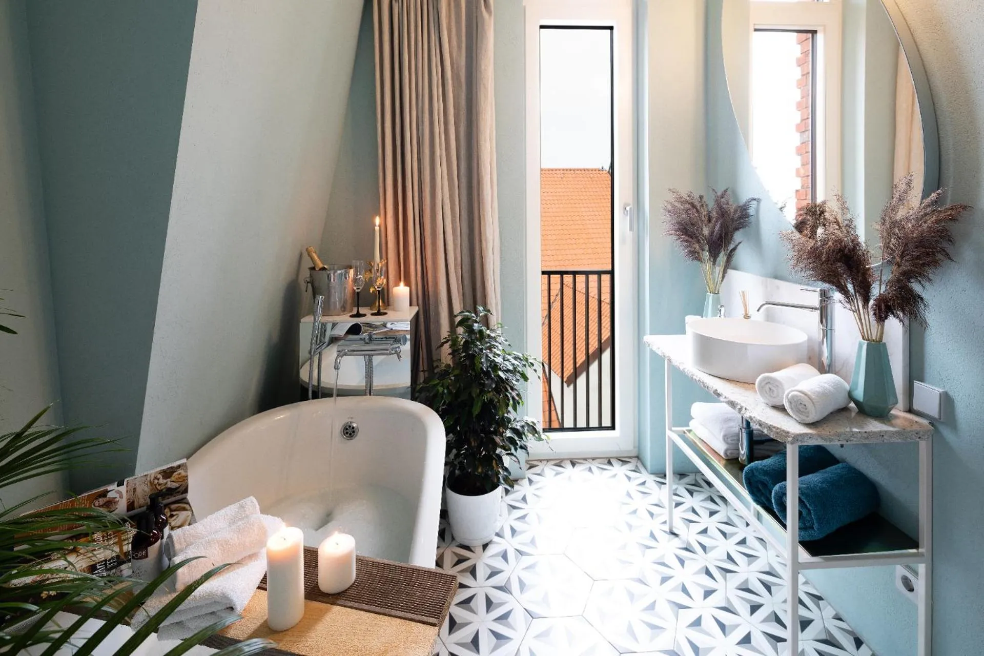 Bath, Bed in Redstone Apartments