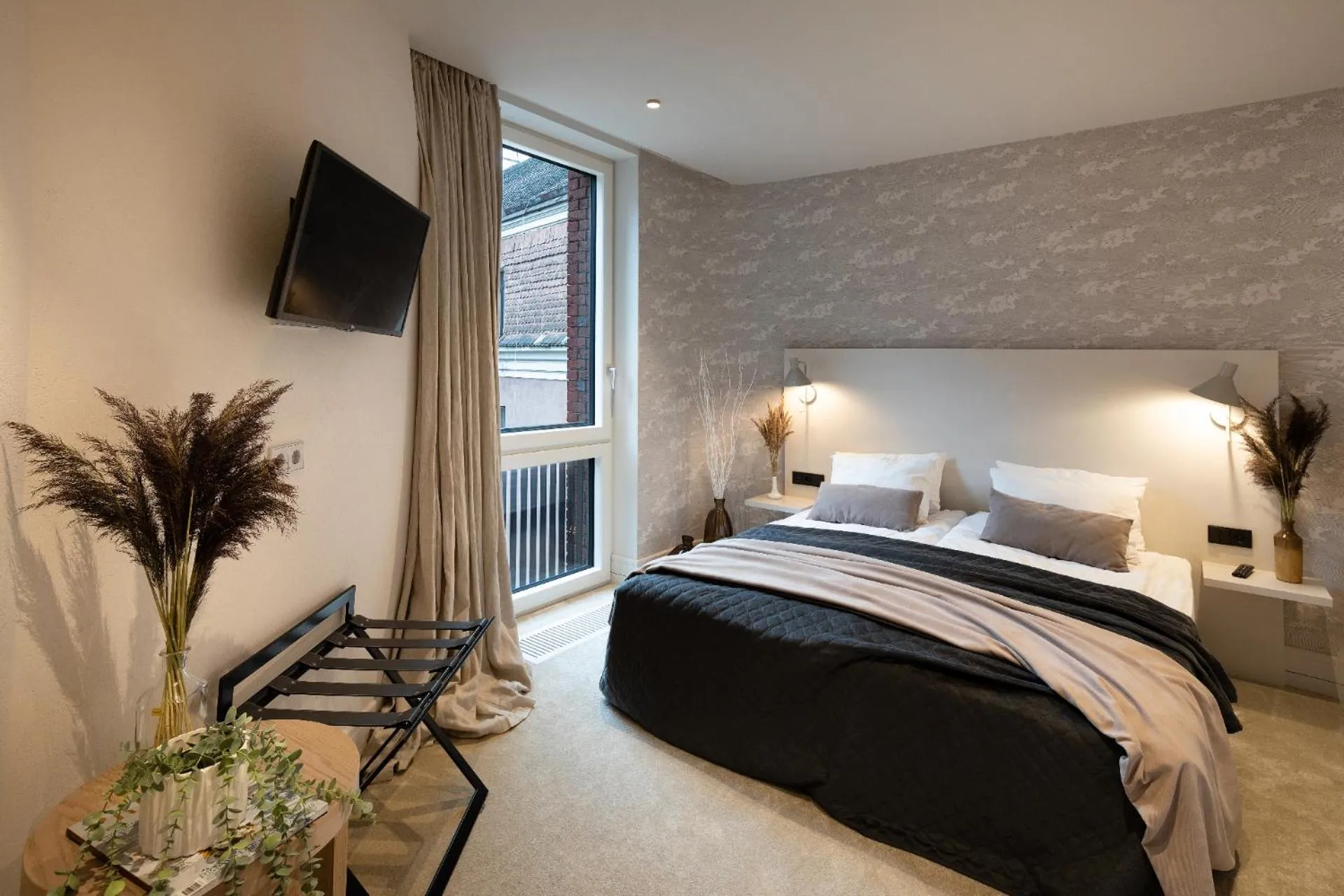 TV and multimedia, Bed in Redstone Apartments