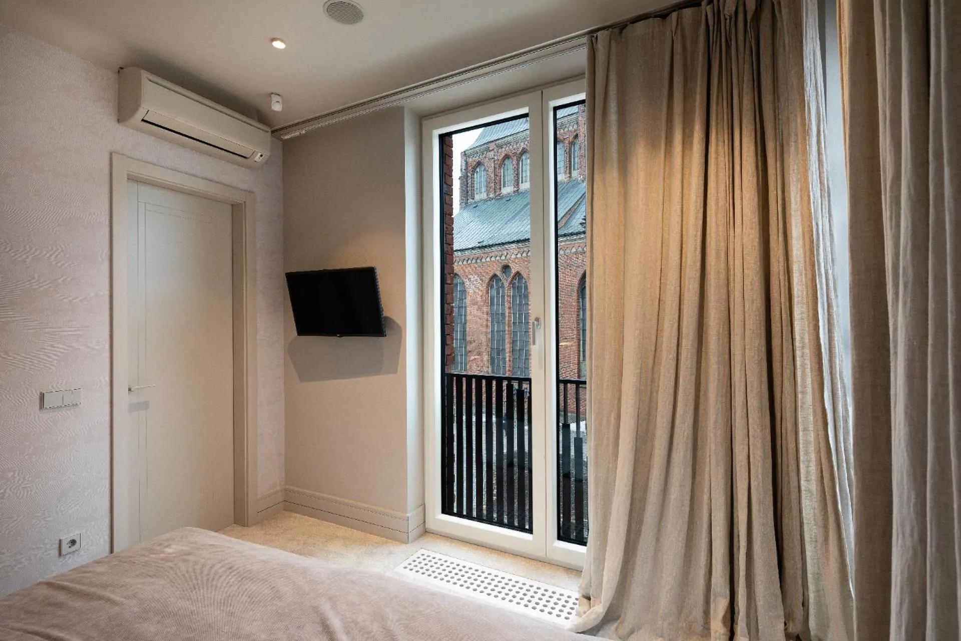 TV and multimedia, Bed in Redstone Apartments