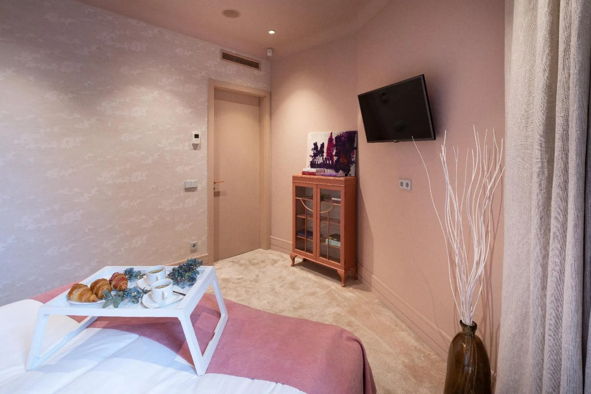 TV and multimedia, Bed in Redstone Apartments