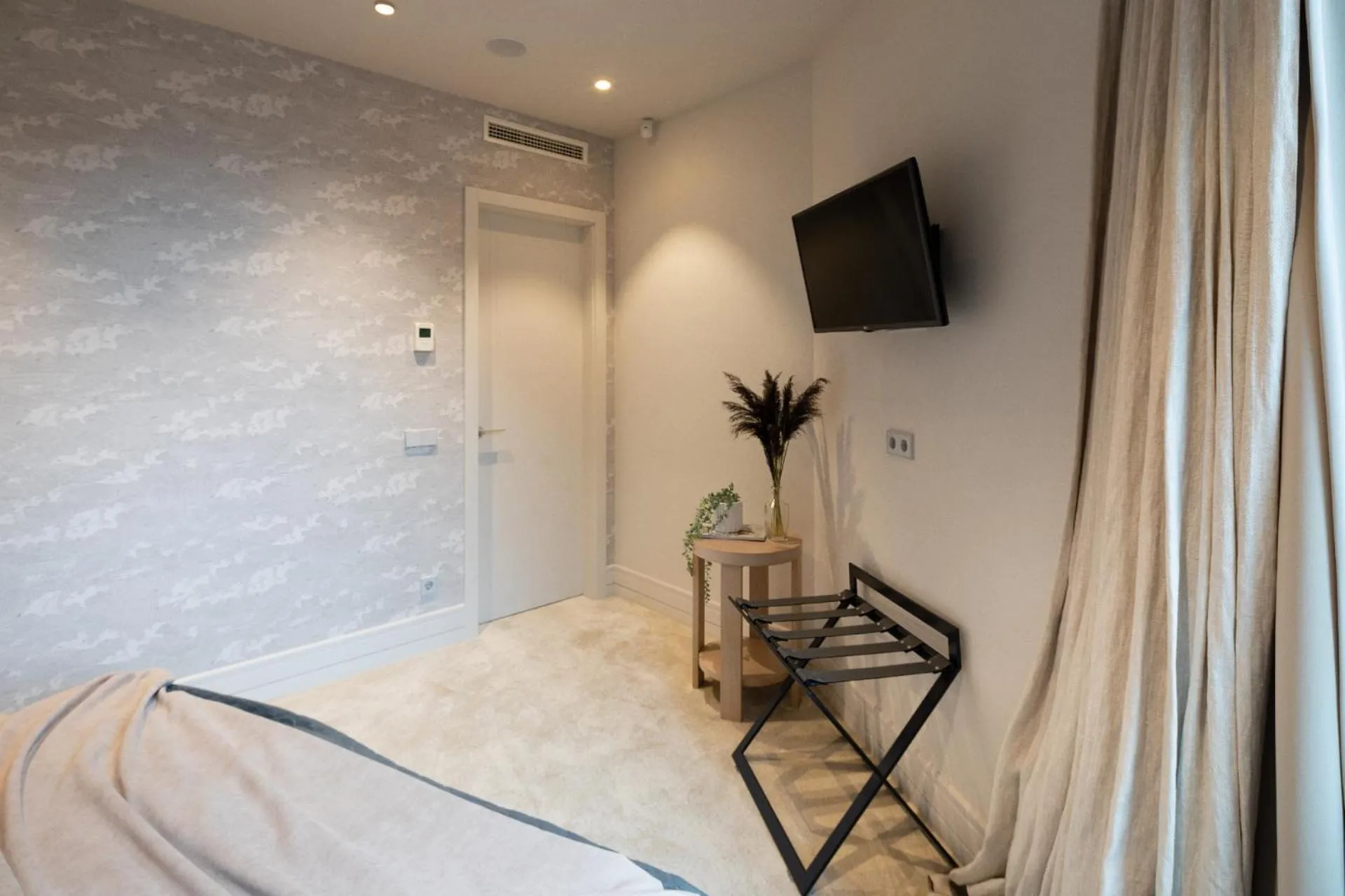 TV and multimedia, Bed in Redstone Apartments