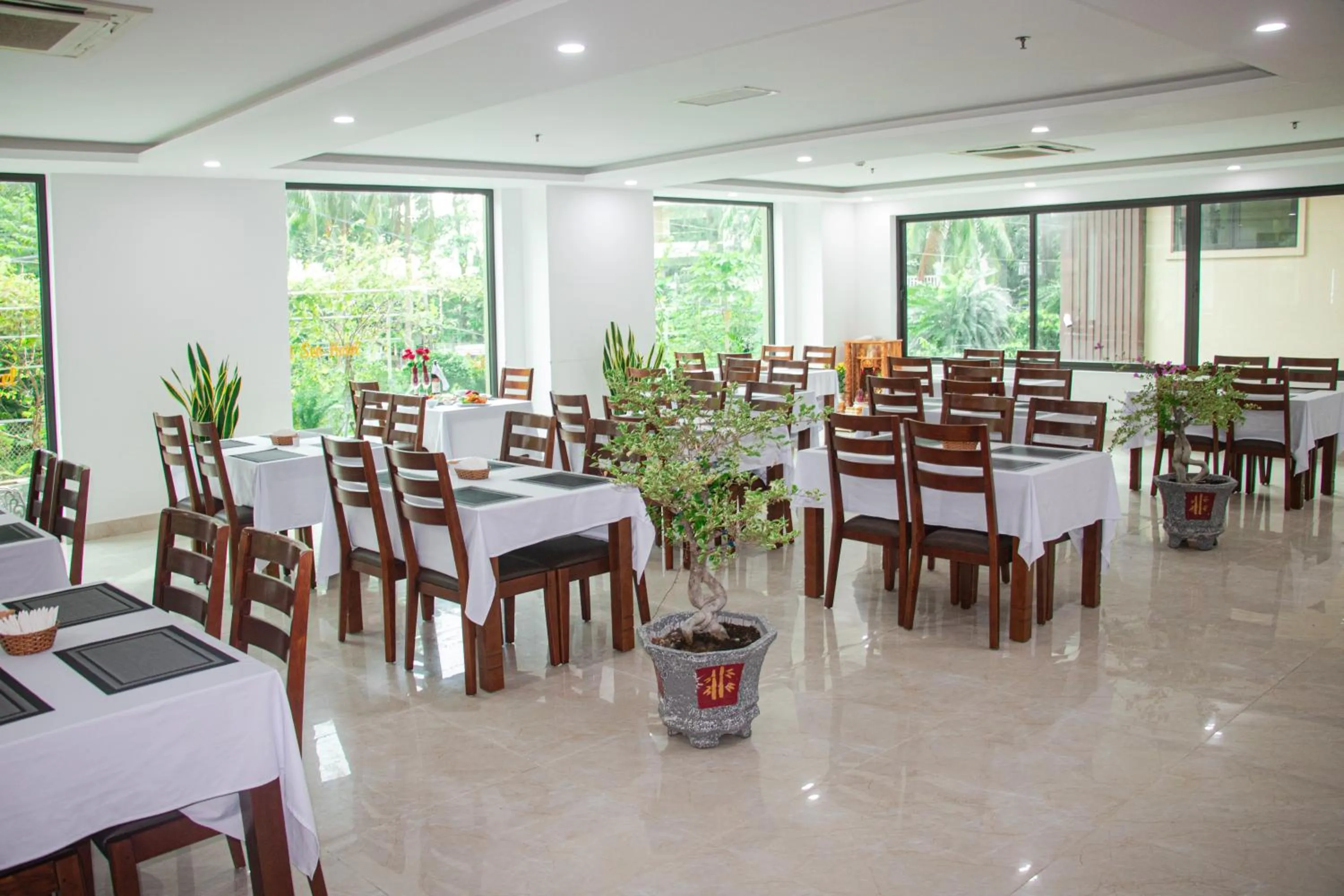 Restaurant/places to eat in NIGHT SEA HOTEL