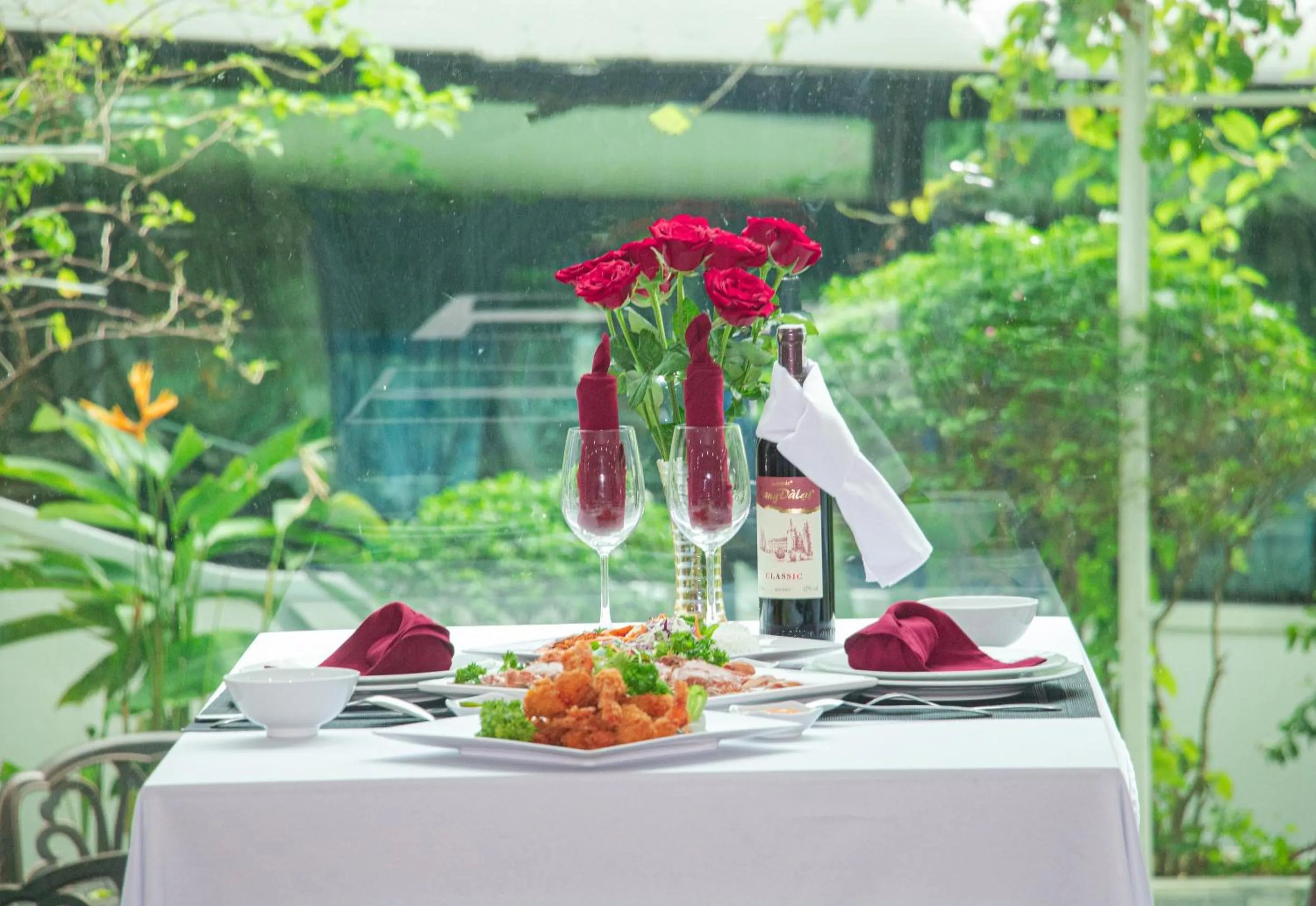 Dining area in NIGHT SEA HOTEL