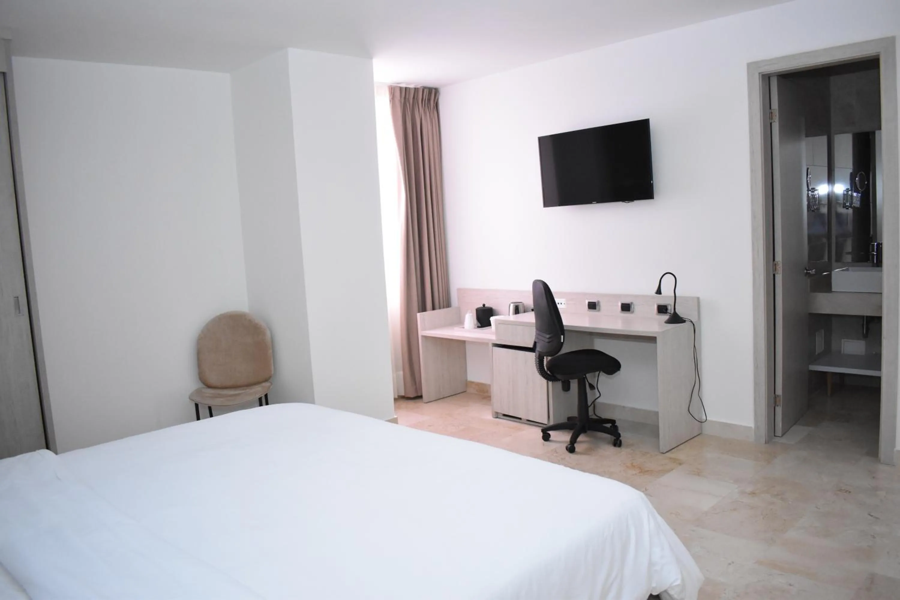 Kitchen or kitchenette, Bed in Radisson Diamond Barranquilla