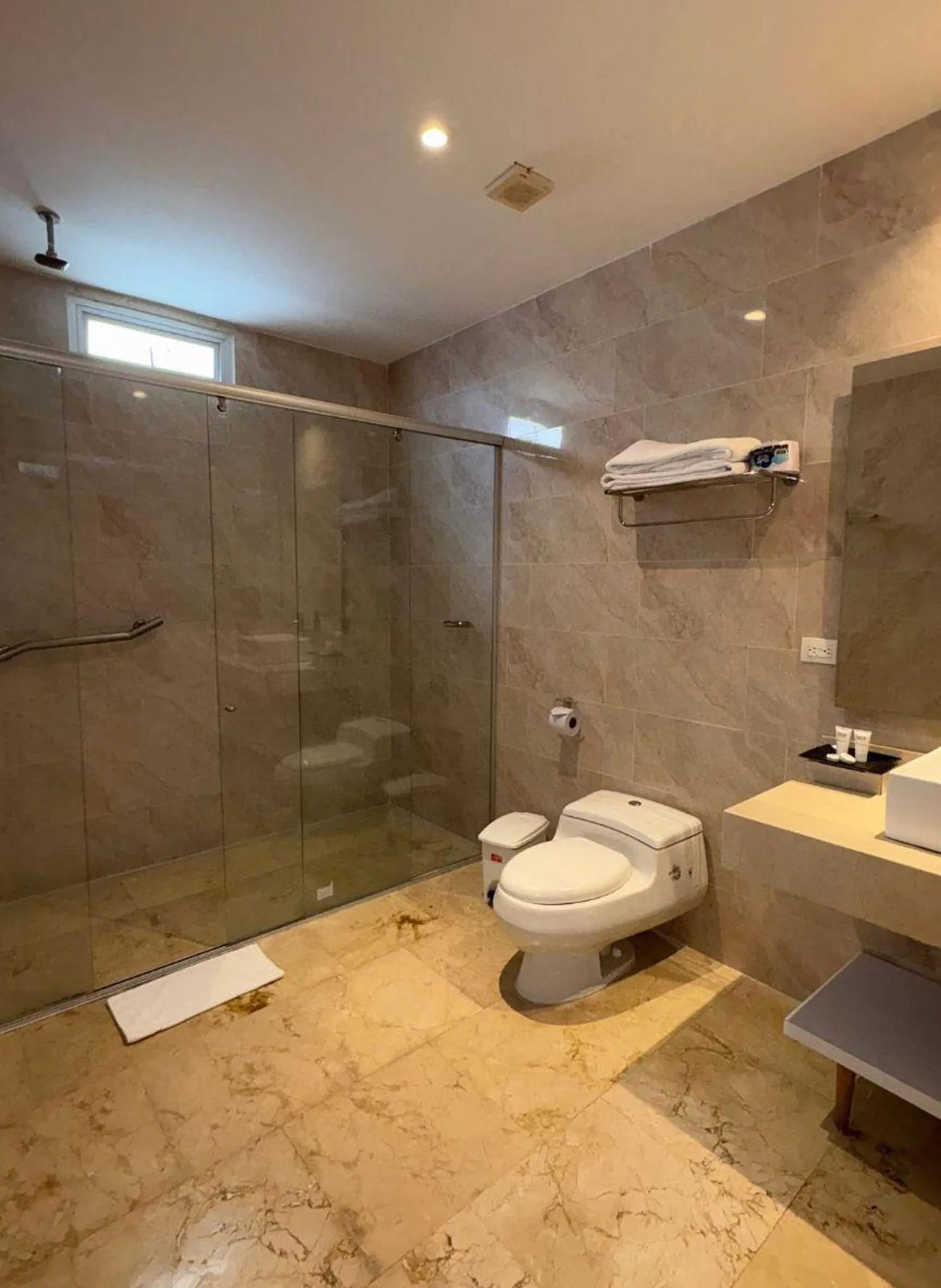 Bathroom in Radisson Diamond Barranquilla