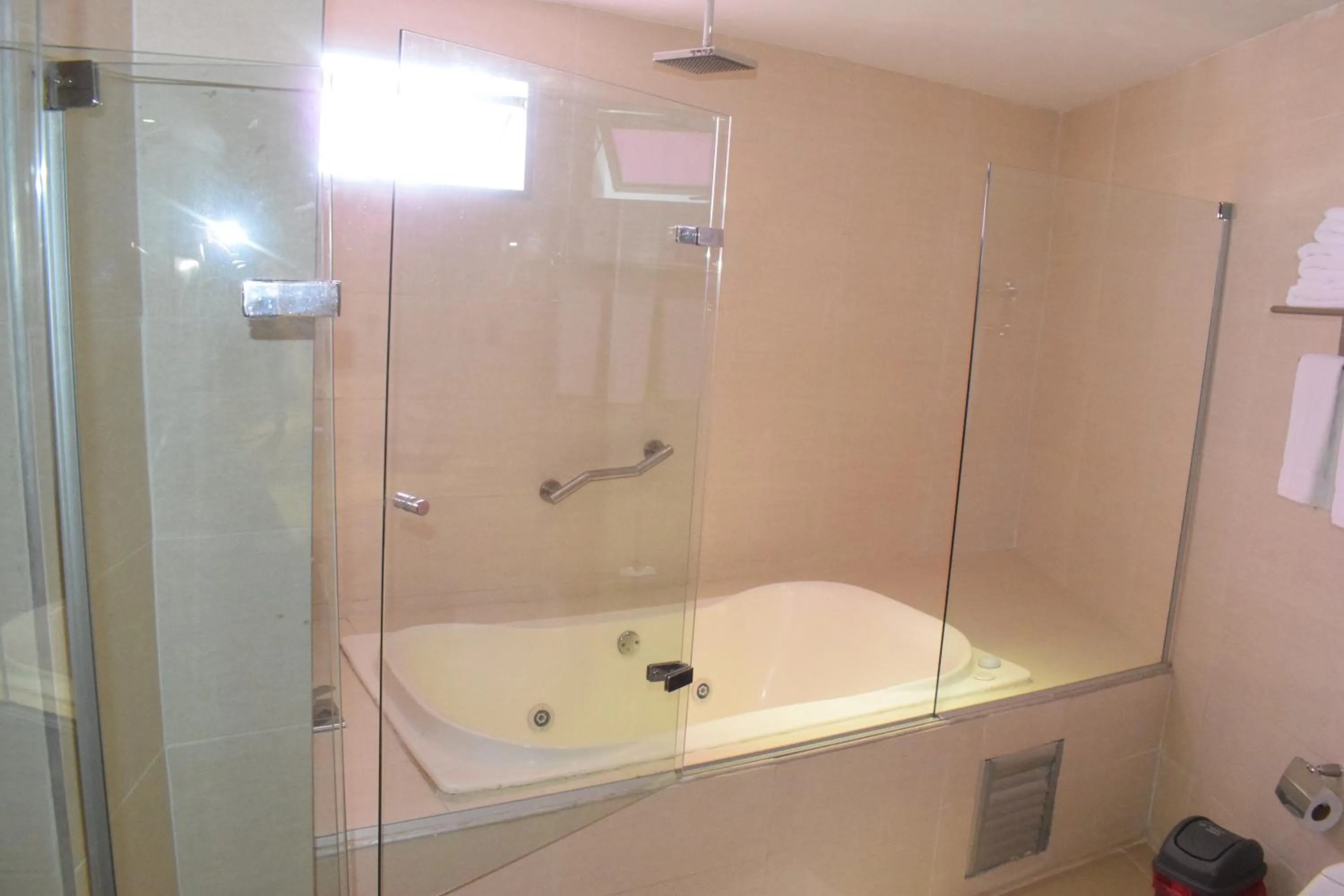 Bath in Radisson Diamond Barranquilla