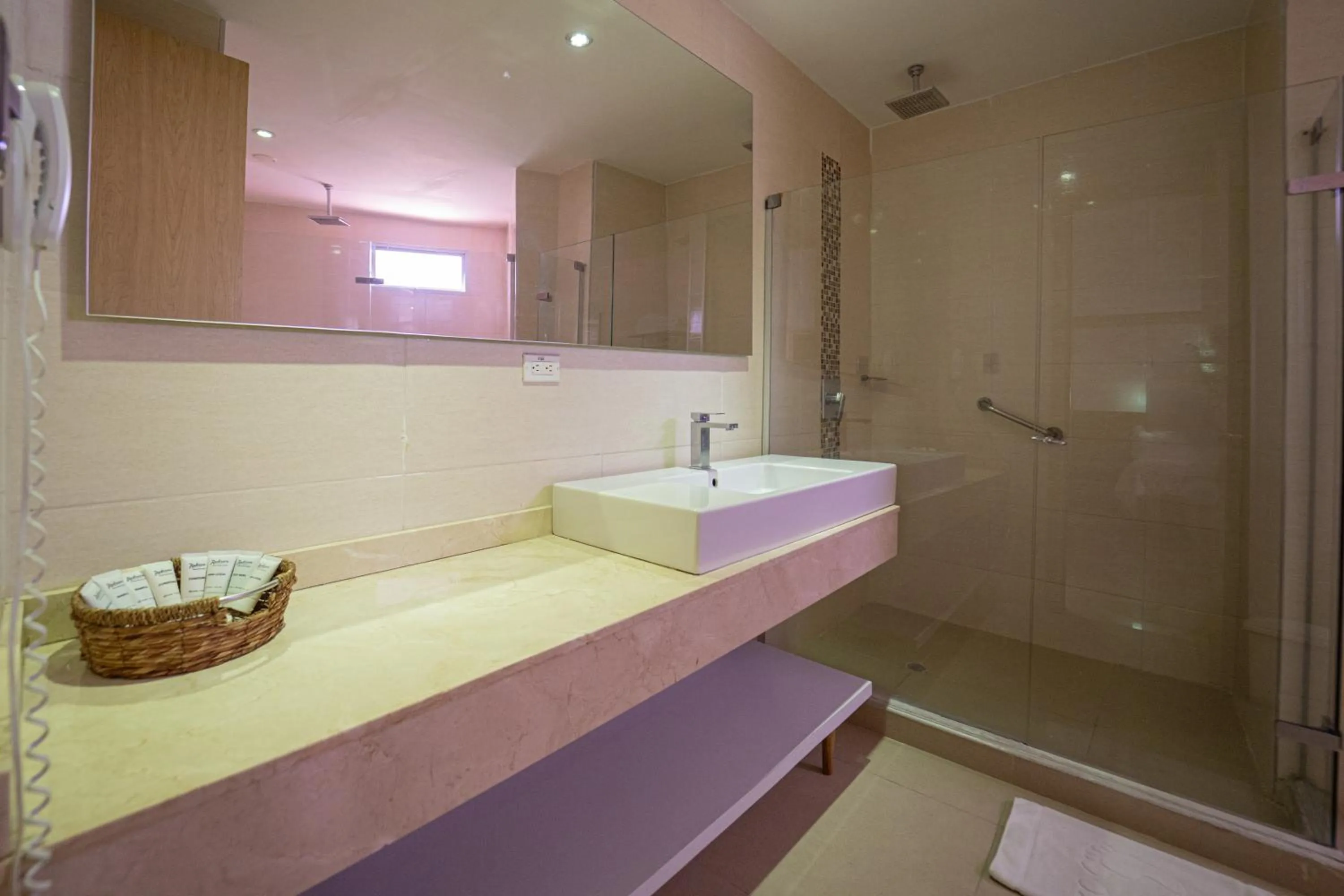 Bathroom in Radisson Diamond Barranquilla