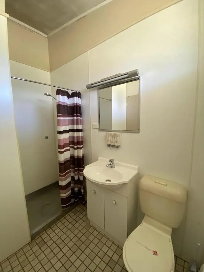 Shower in Coal n Cattle Hotel Motel