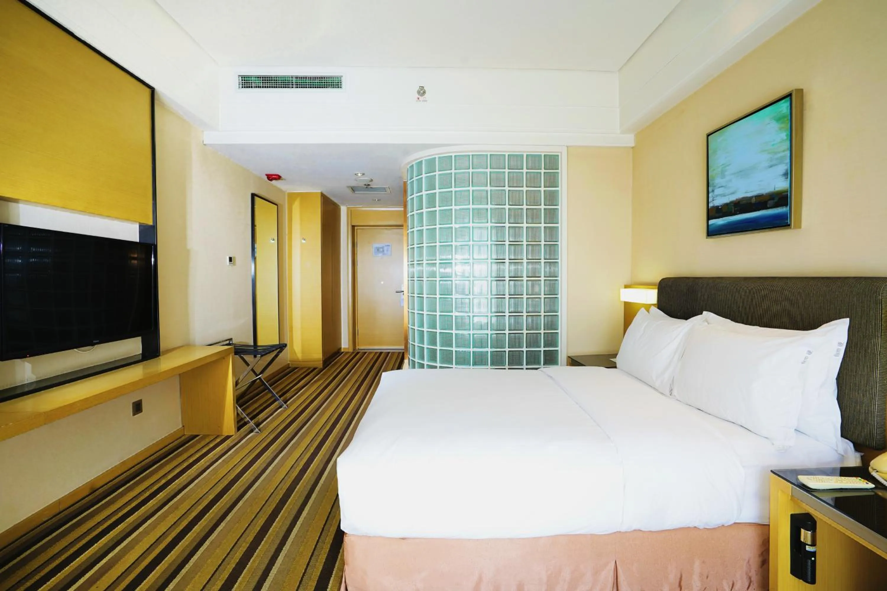 Bedroom, Bed in Holiday Inn Express Shenyang Golden Corridor by IHG