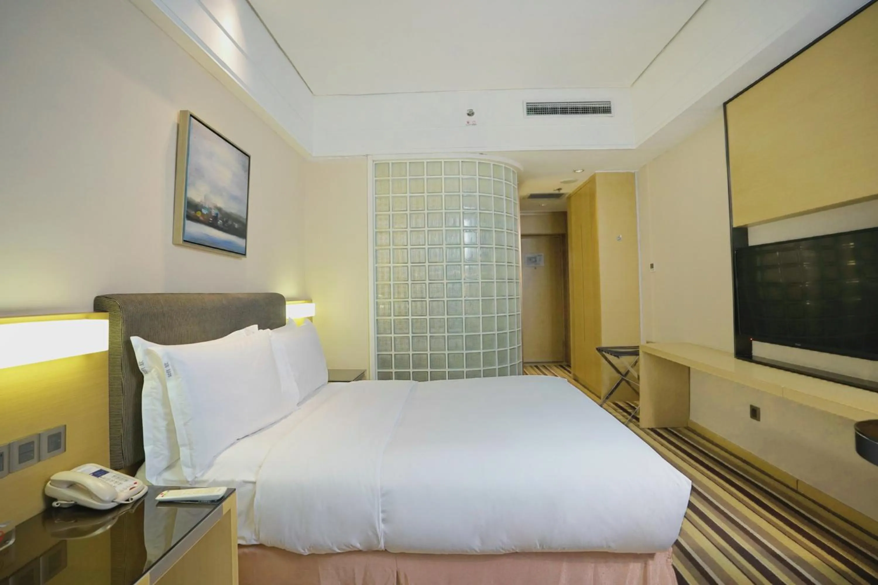 Bedroom, Bed in Holiday Inn Express Shenyang Golden Corridor by IHG