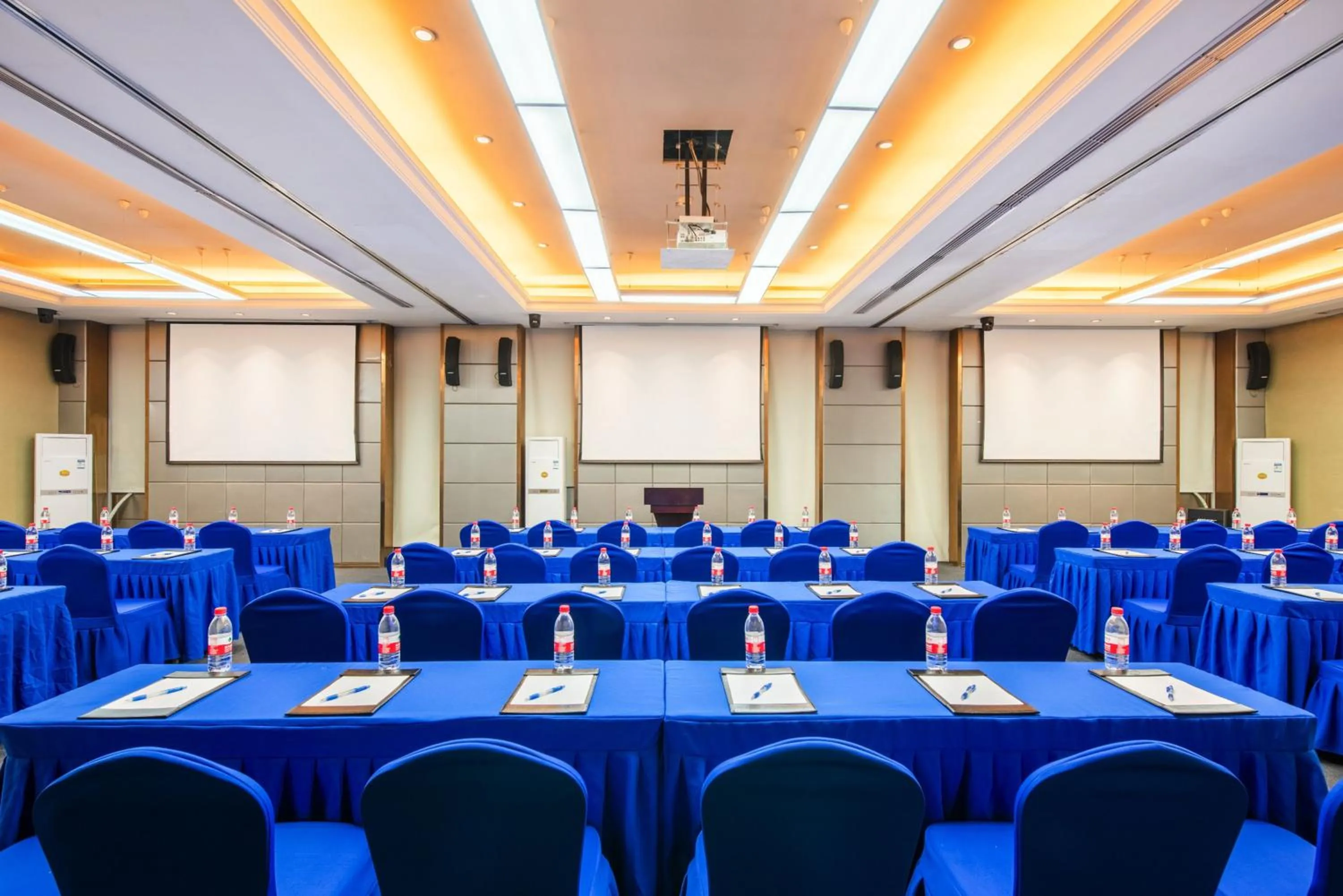 Meeting/conference room in Holiday Inn Express Shenyang Golden Corridor by IHG