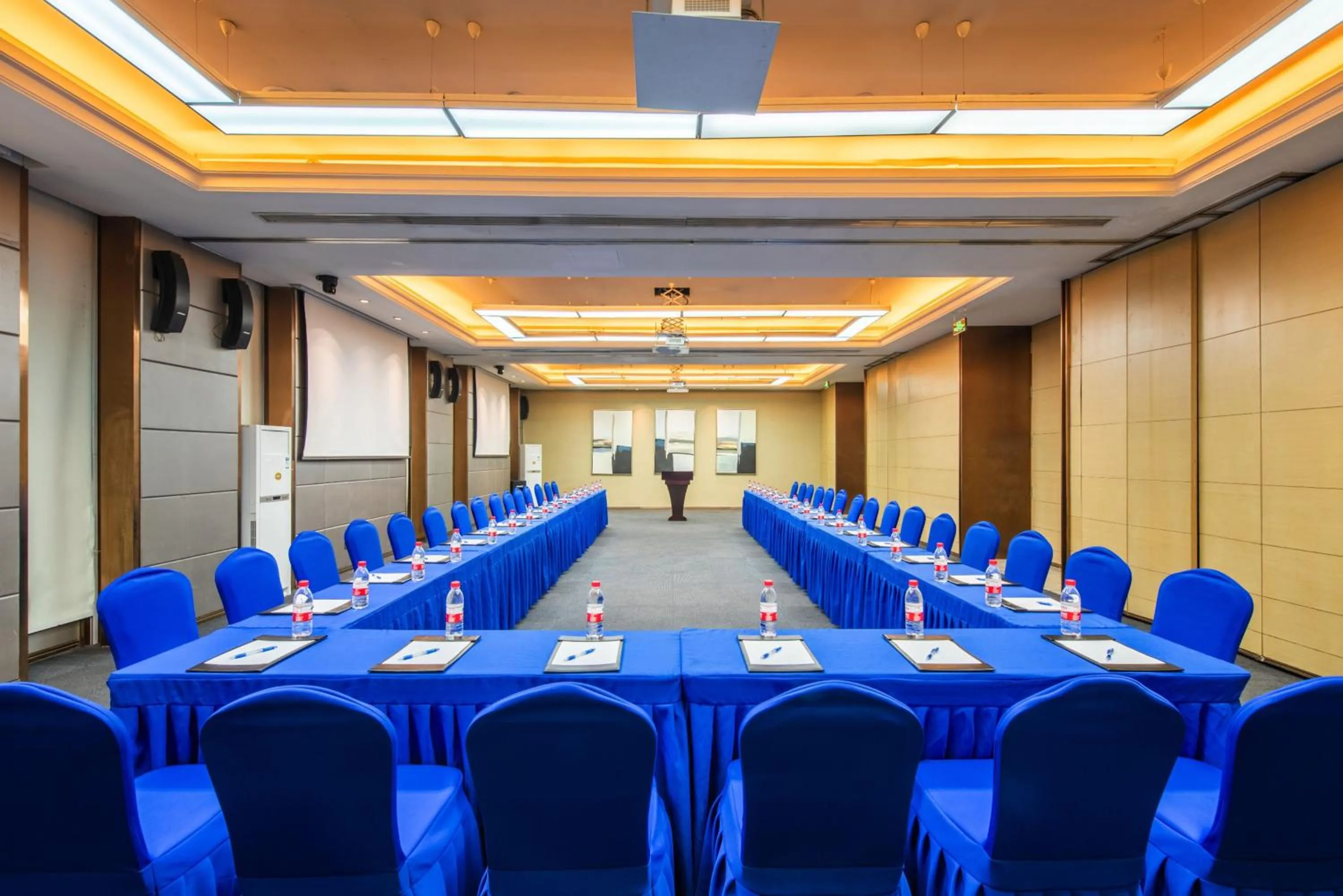 Meeting/conference room in Holiday Inn Express Shenyang Golden Corridor by IHG