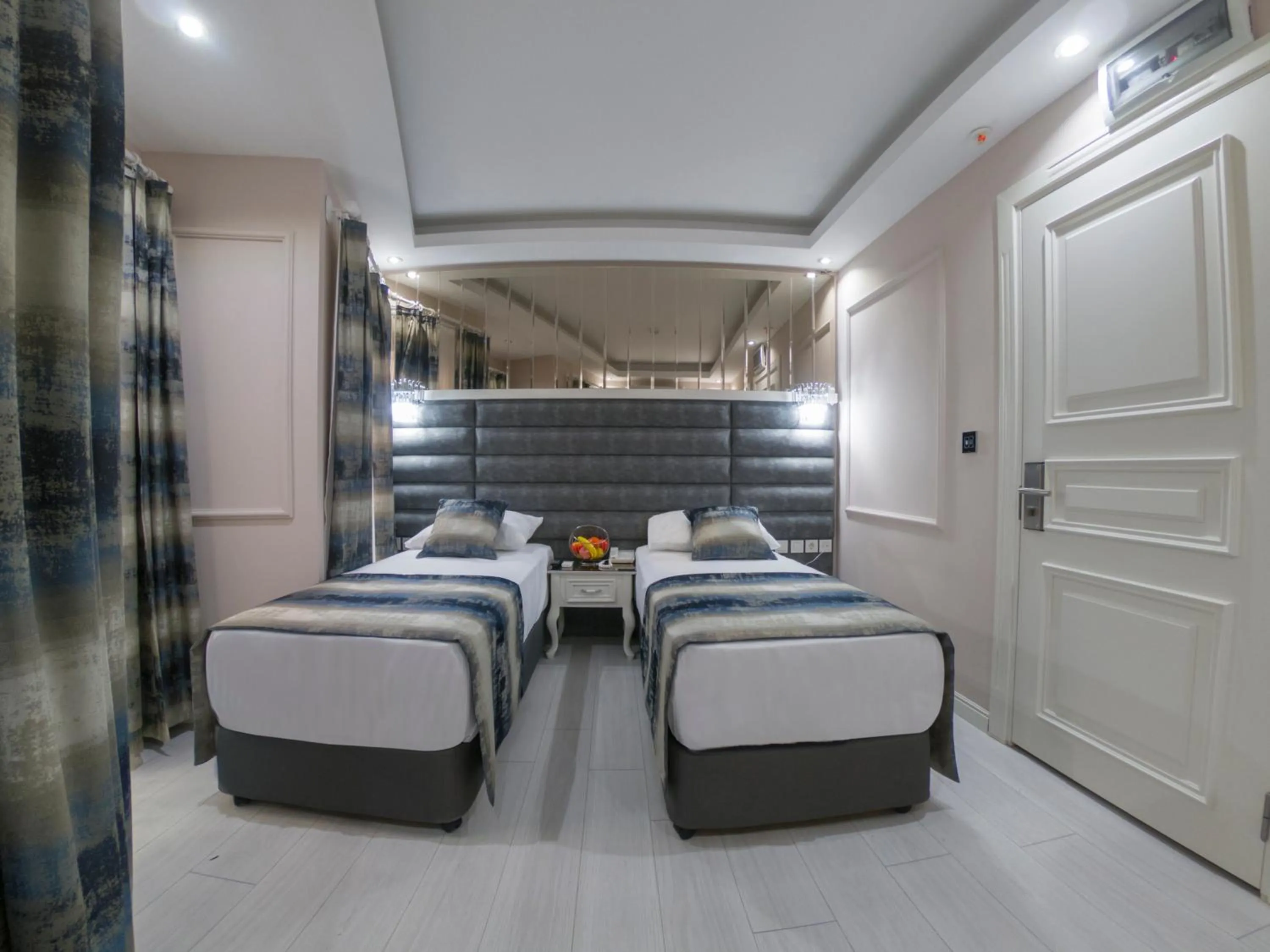 Photo of the whole room, Bed in Crowned Hotel