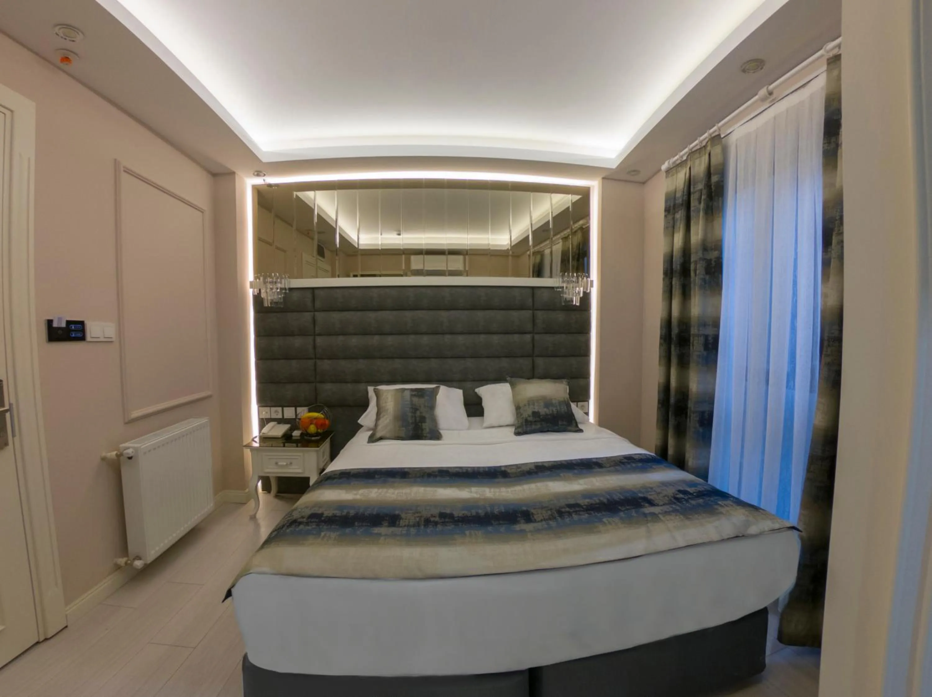 Photo of the whole room, Bed in Crowned Hotel