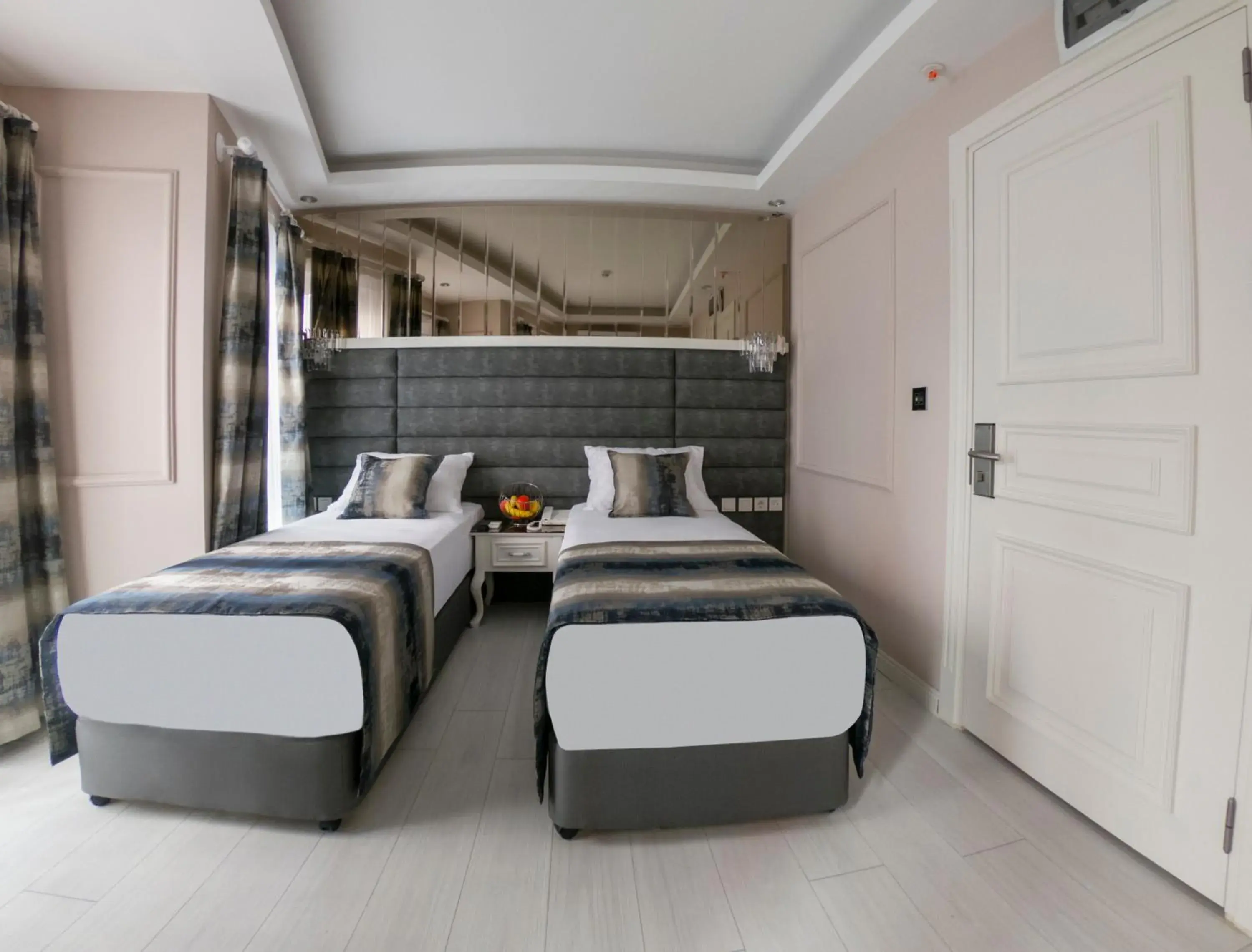 Deluxe Twin Room in Crowned Hotel Deluxe Twin Room in Crowned Hotel