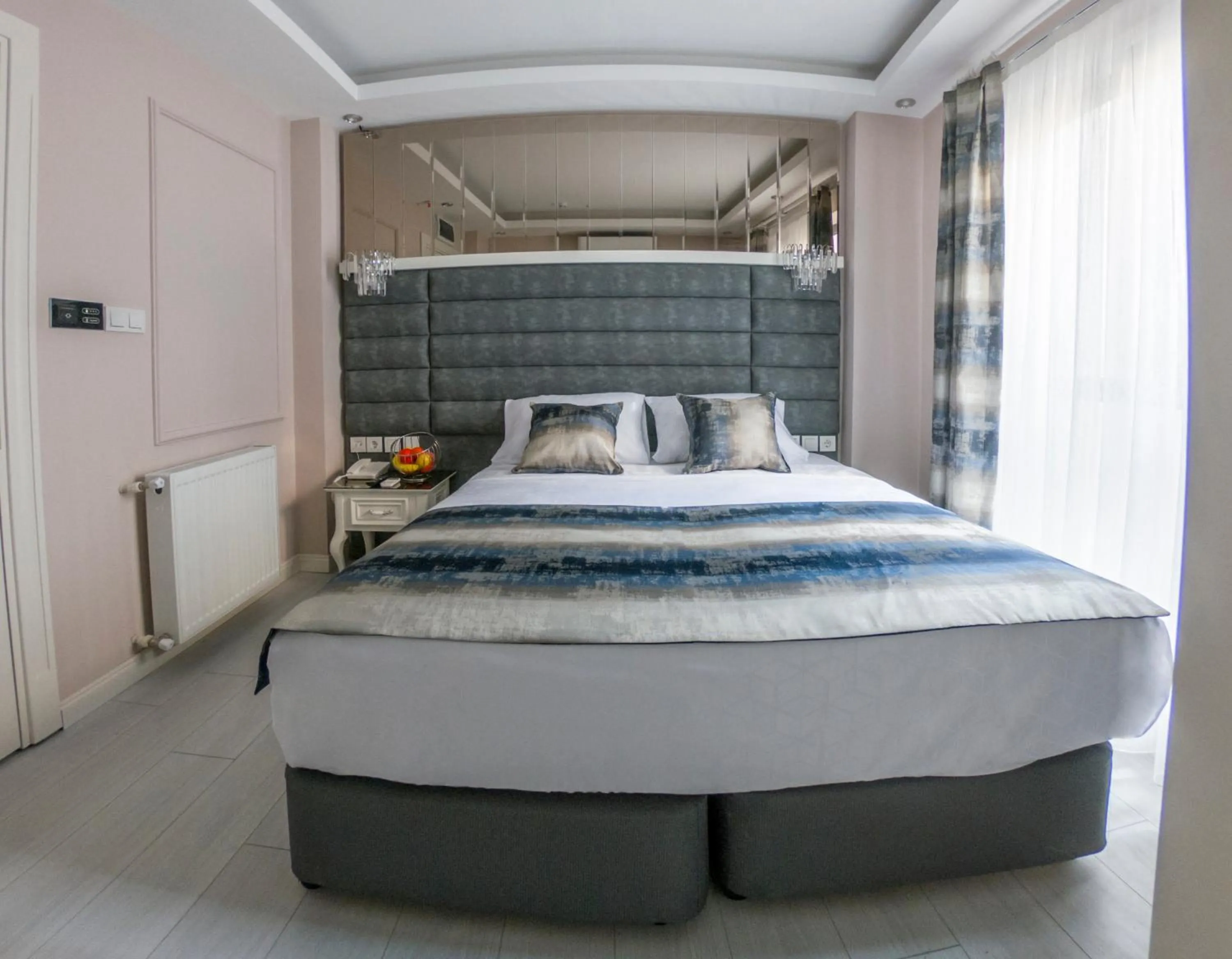 Photo of the whole room, Bed in Crowned Hotel