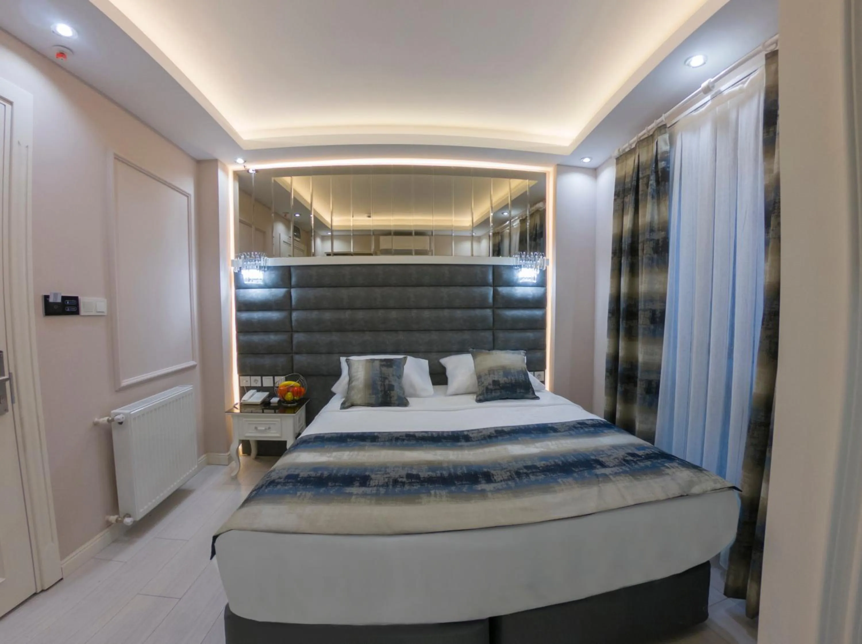 Photo of the whole room, Bed in Crowned Hotel