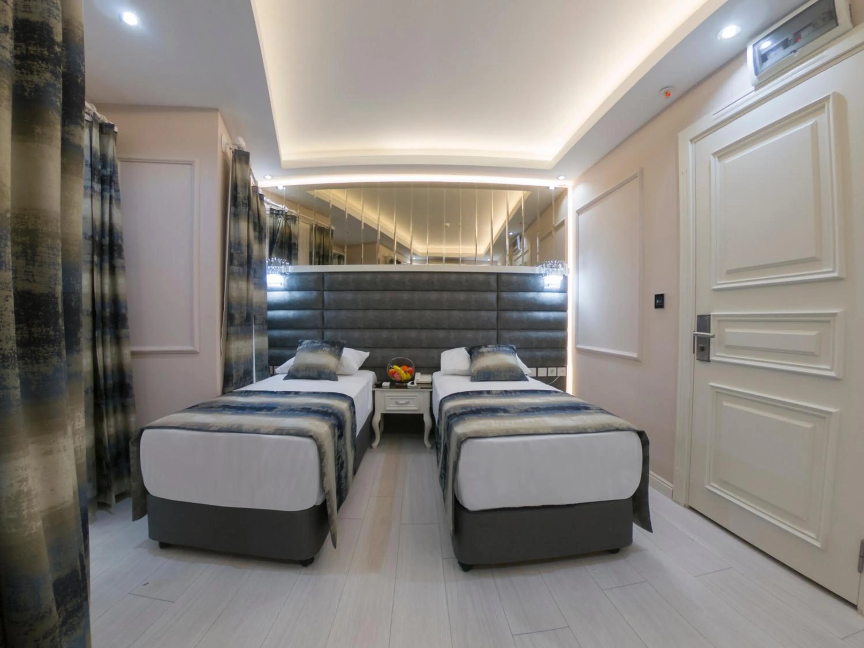 Photo of the whole room, Bed in Crowned Hotel