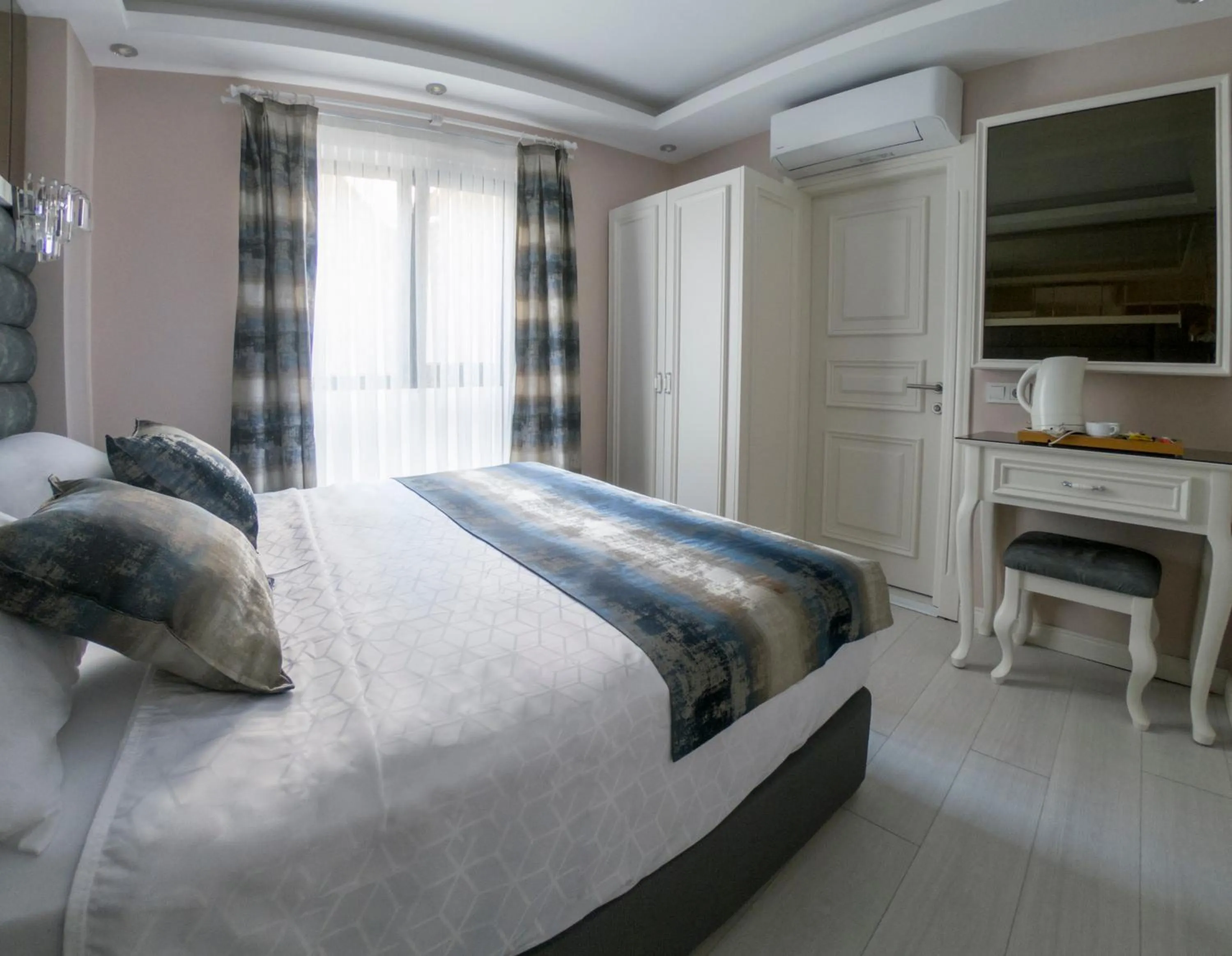 Photo of the whole room, Bed in Crowned Hotel