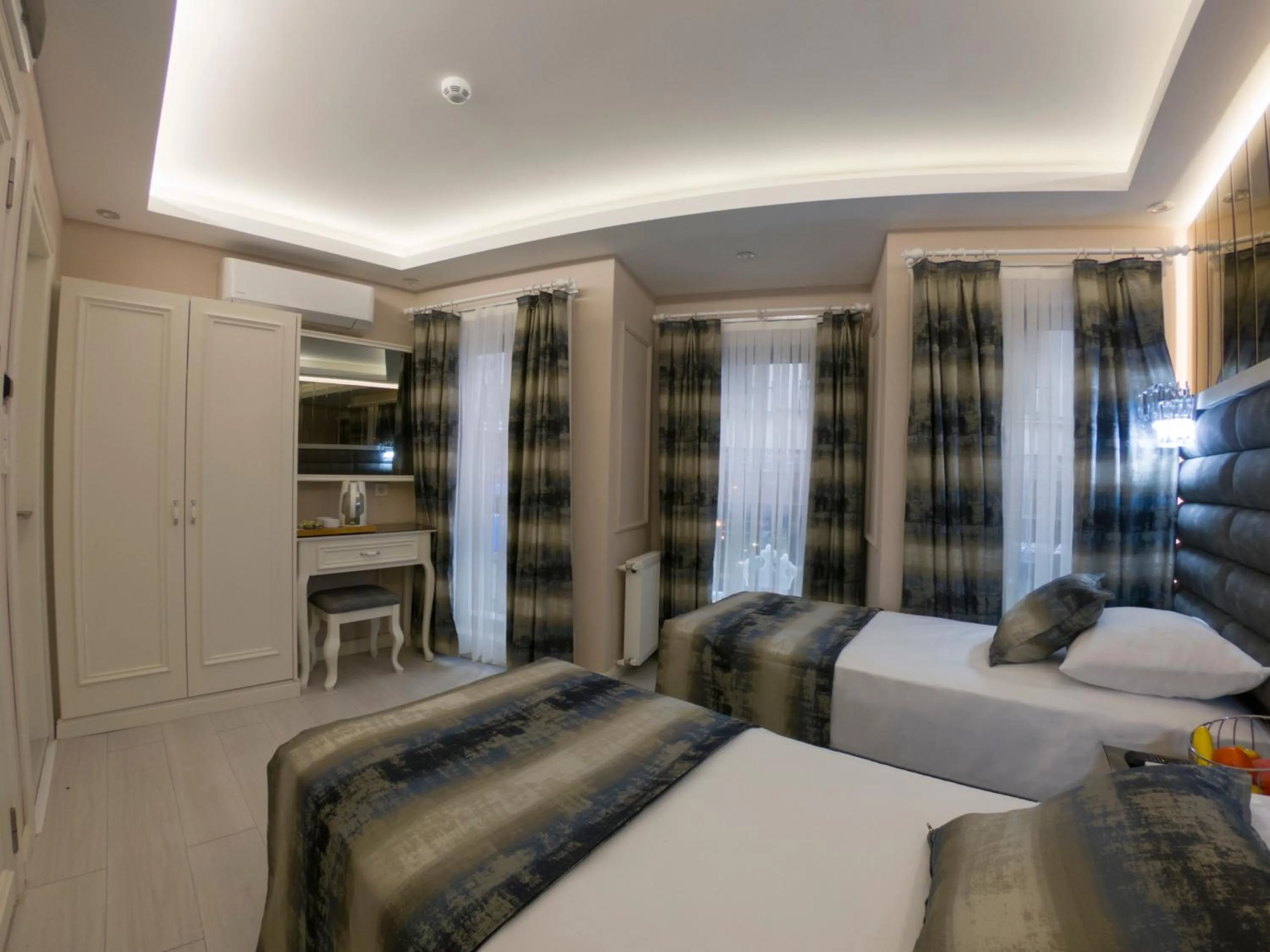 Photo of the whole room, Bed in Crowned Hotel