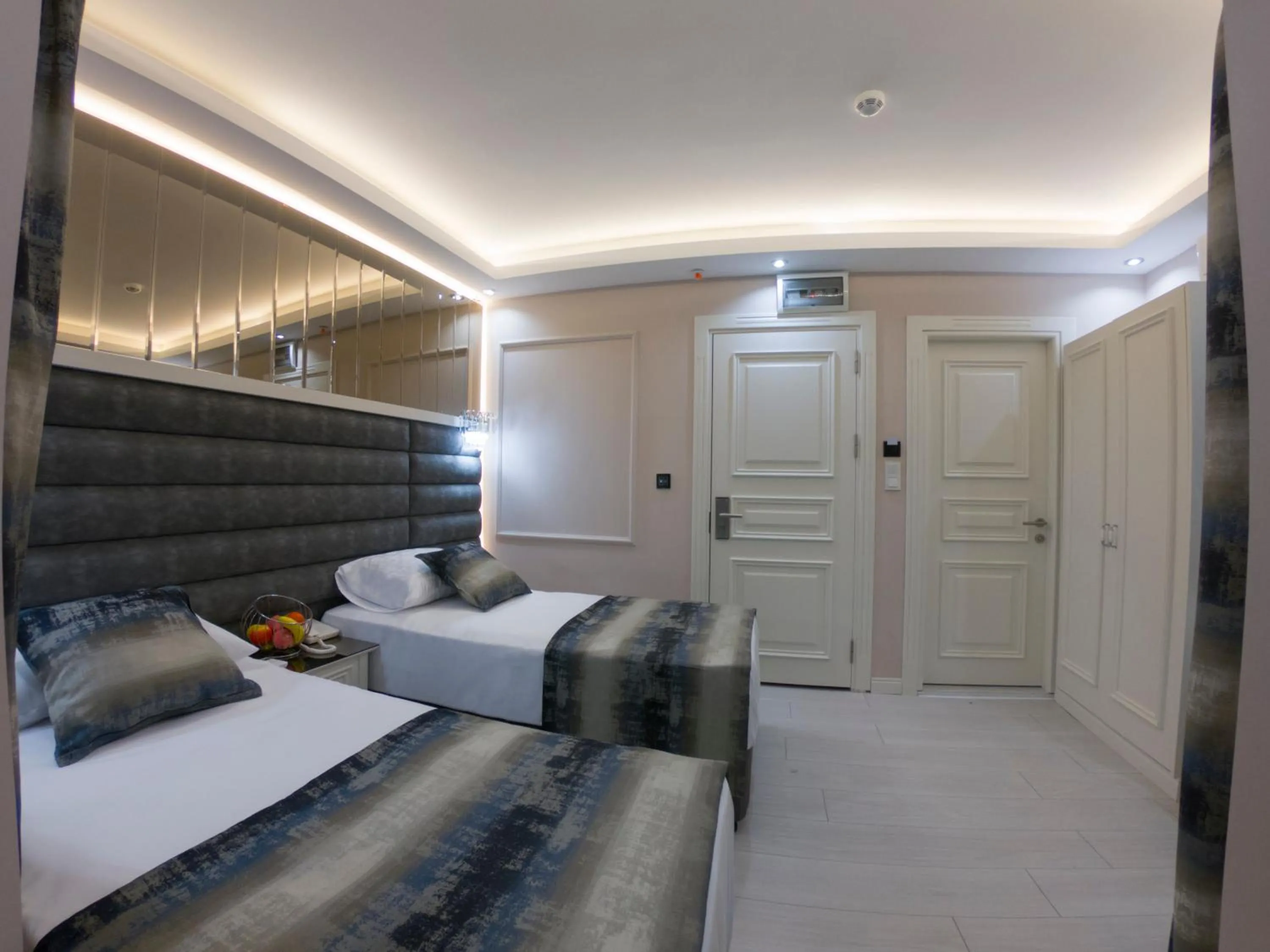 Photo of the whole room, Bed in Crowned Hotel