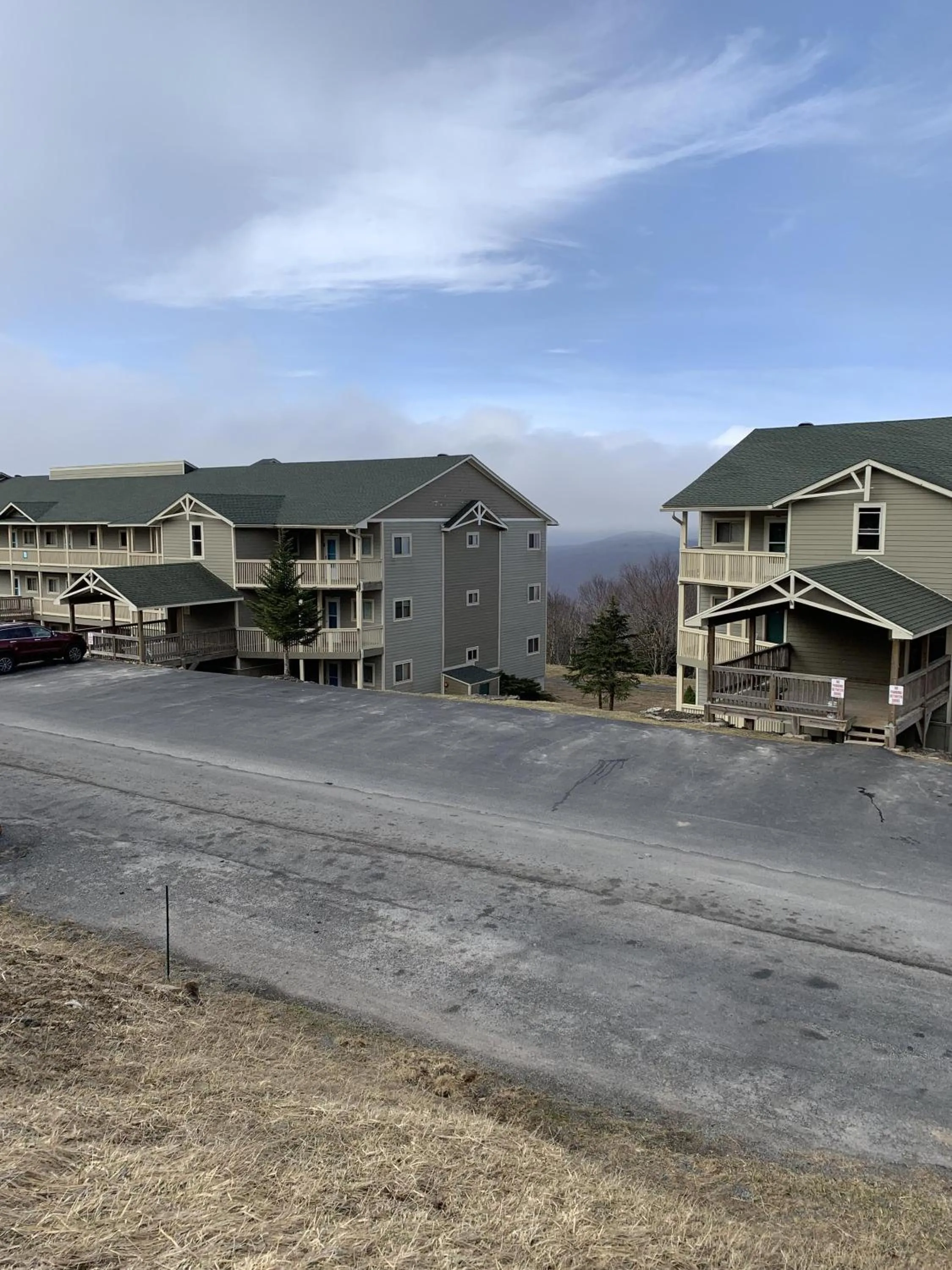 Property building in Sunsets at Summit 108b, free WI-FI, parking and AC