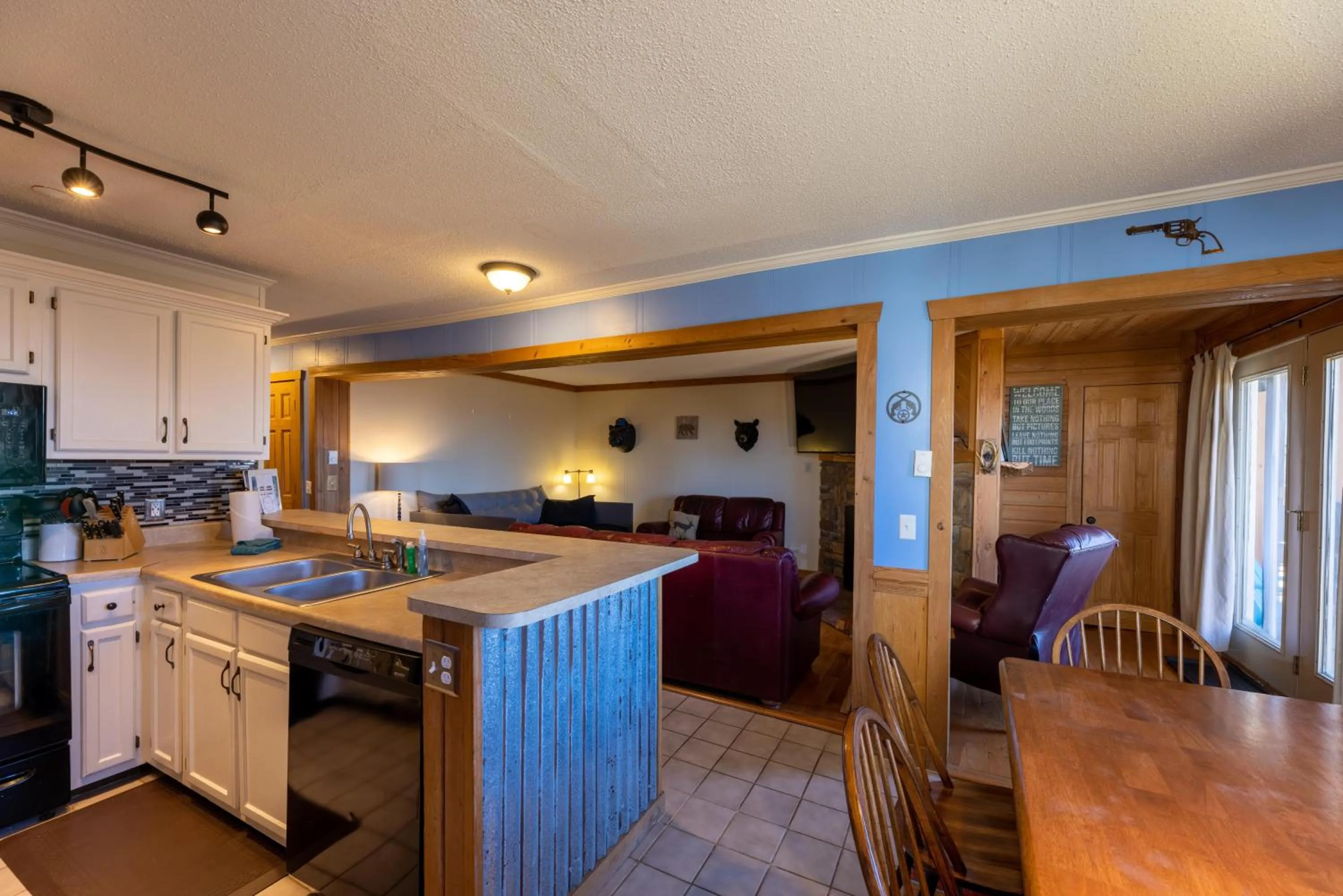 Property building in Sunsets at Summit 108b, free WI-FI, parking and AC