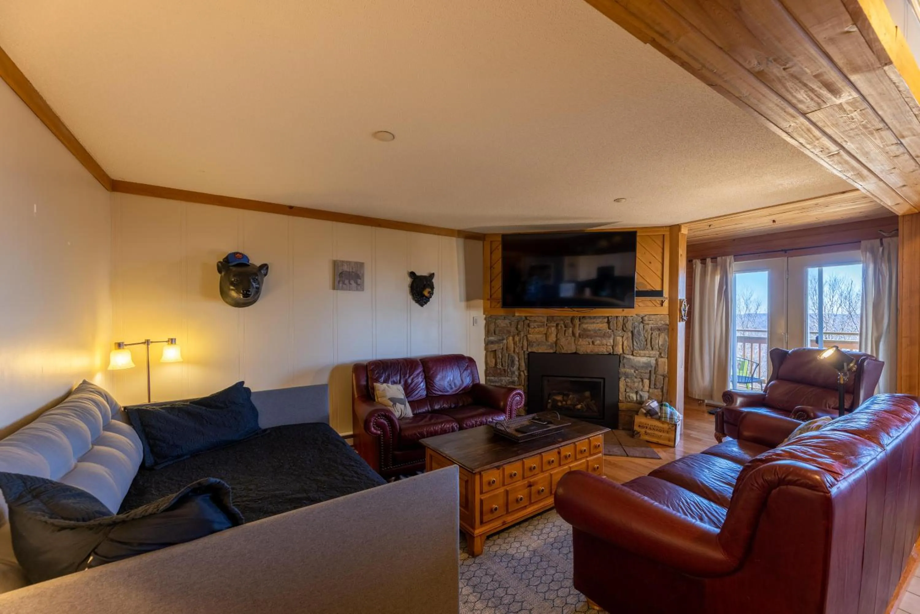 Property building in Sunsets at Summit 108b, free WI-FI, parking and AC