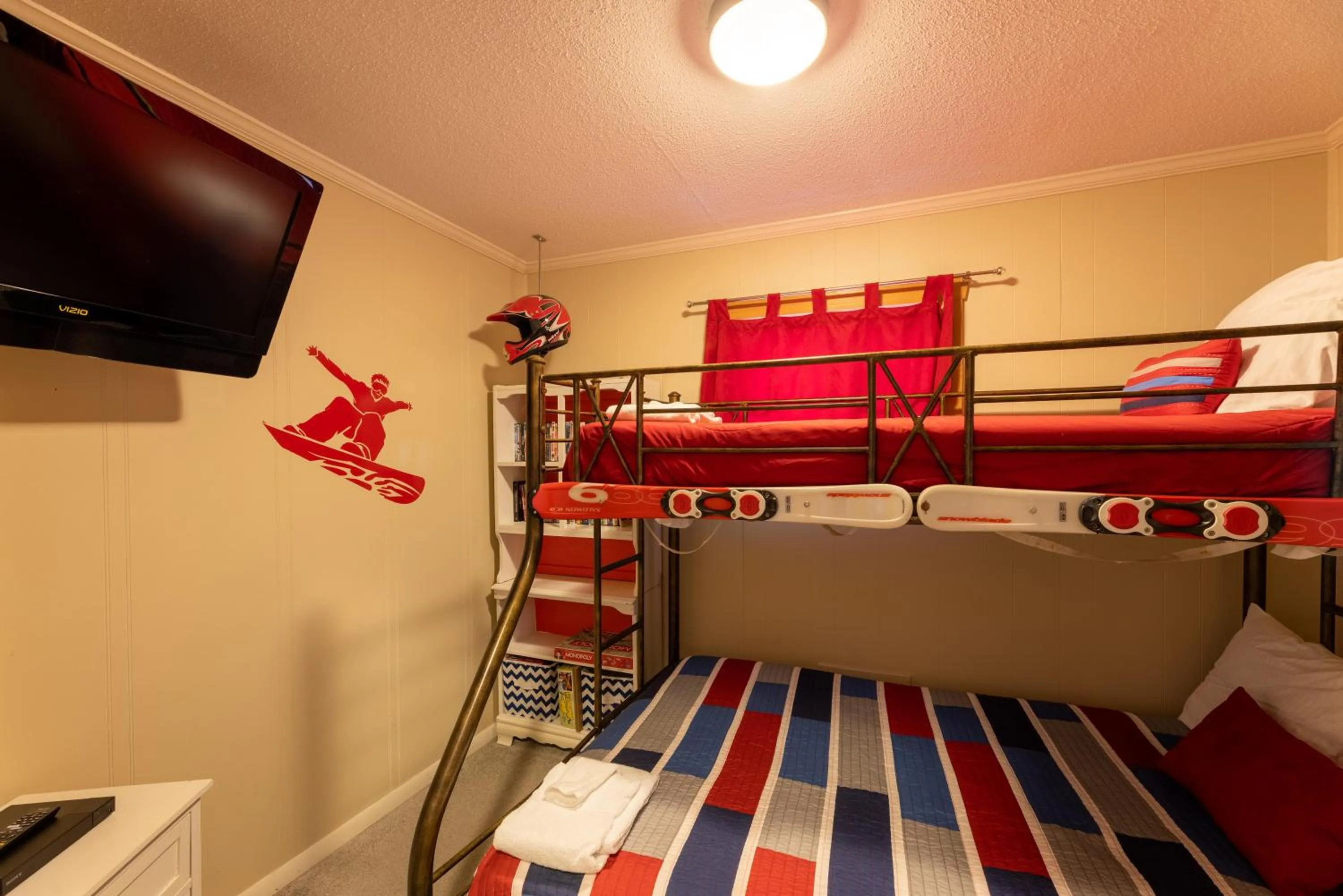 Property building, Bed in Sunsets at Summit 108b, free WI-FI, parking and AC