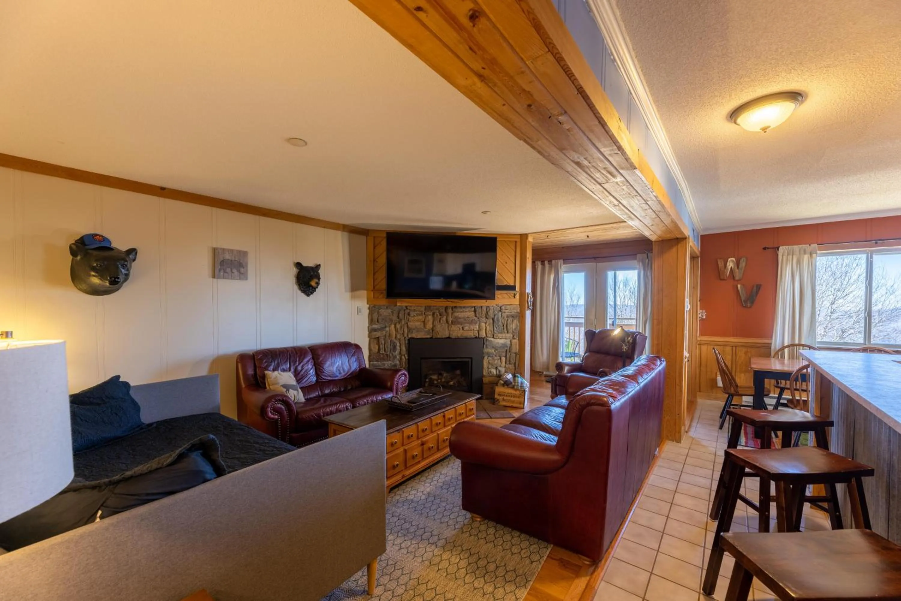 Property building in Sunsets at Summit 108b, free WI-FI, parking and AC