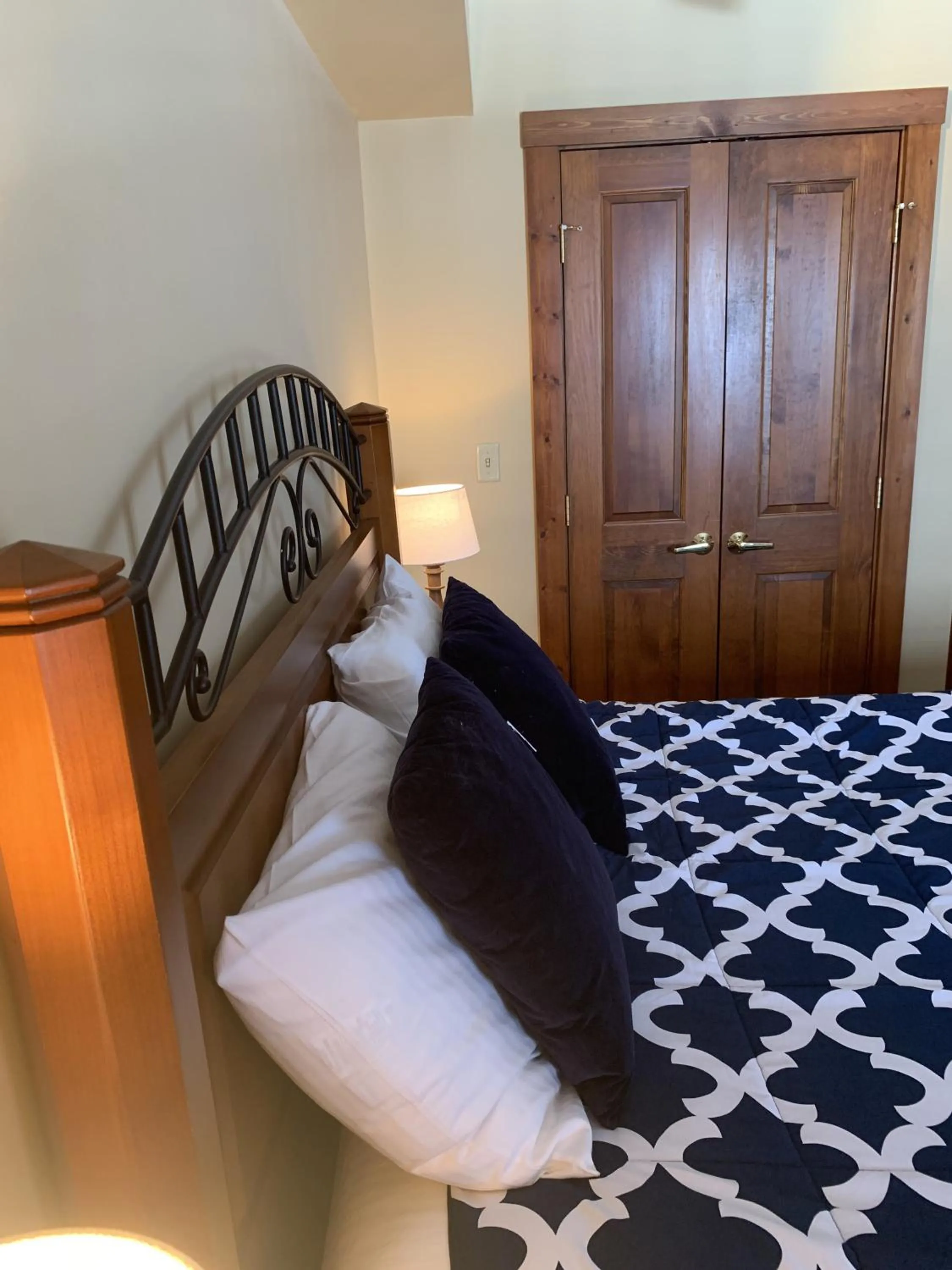 Bed in Highland House 207 Slopeside, Village Area, Ski in out