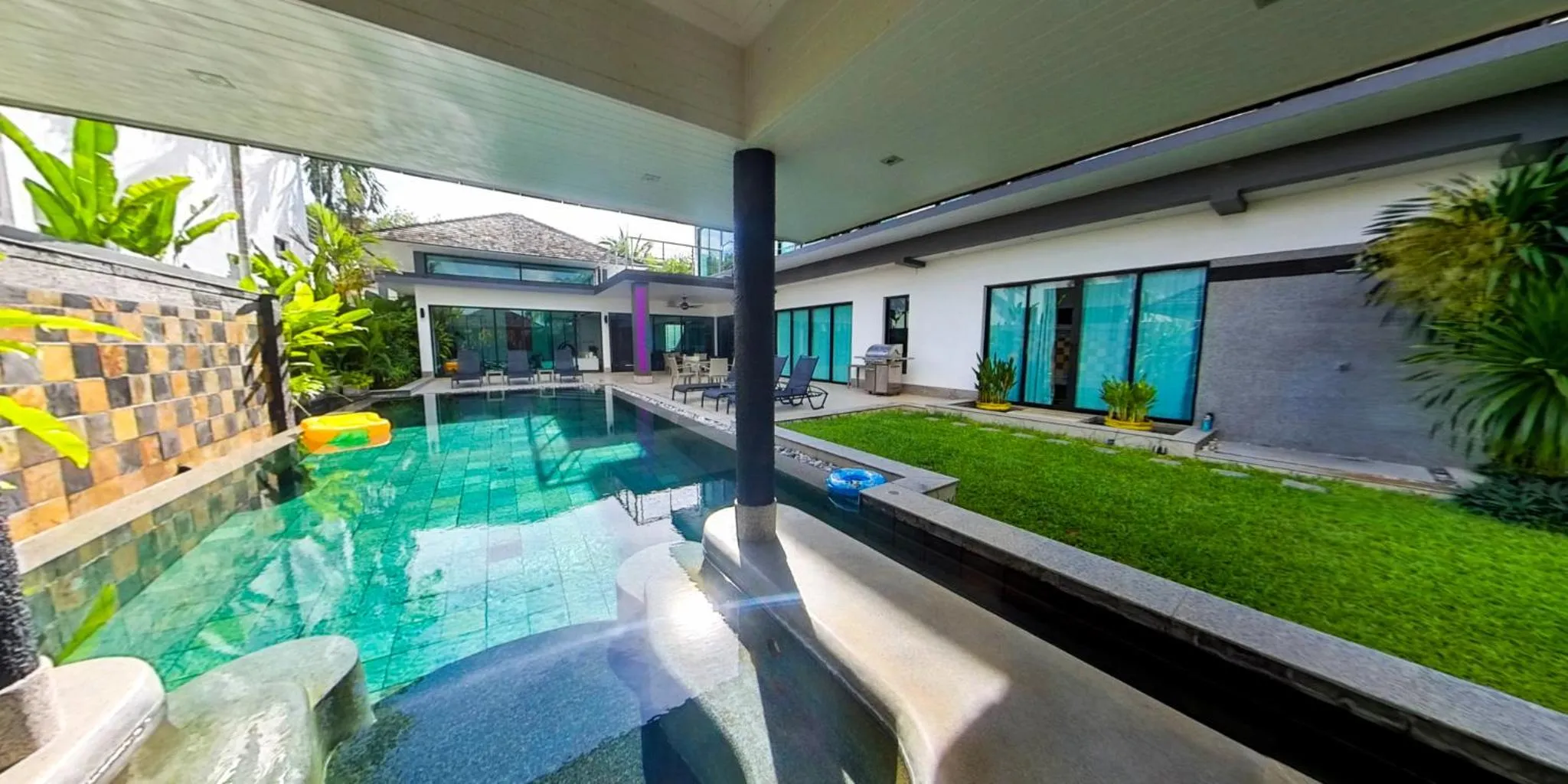 Swimming pool in Eden Villa Phuket