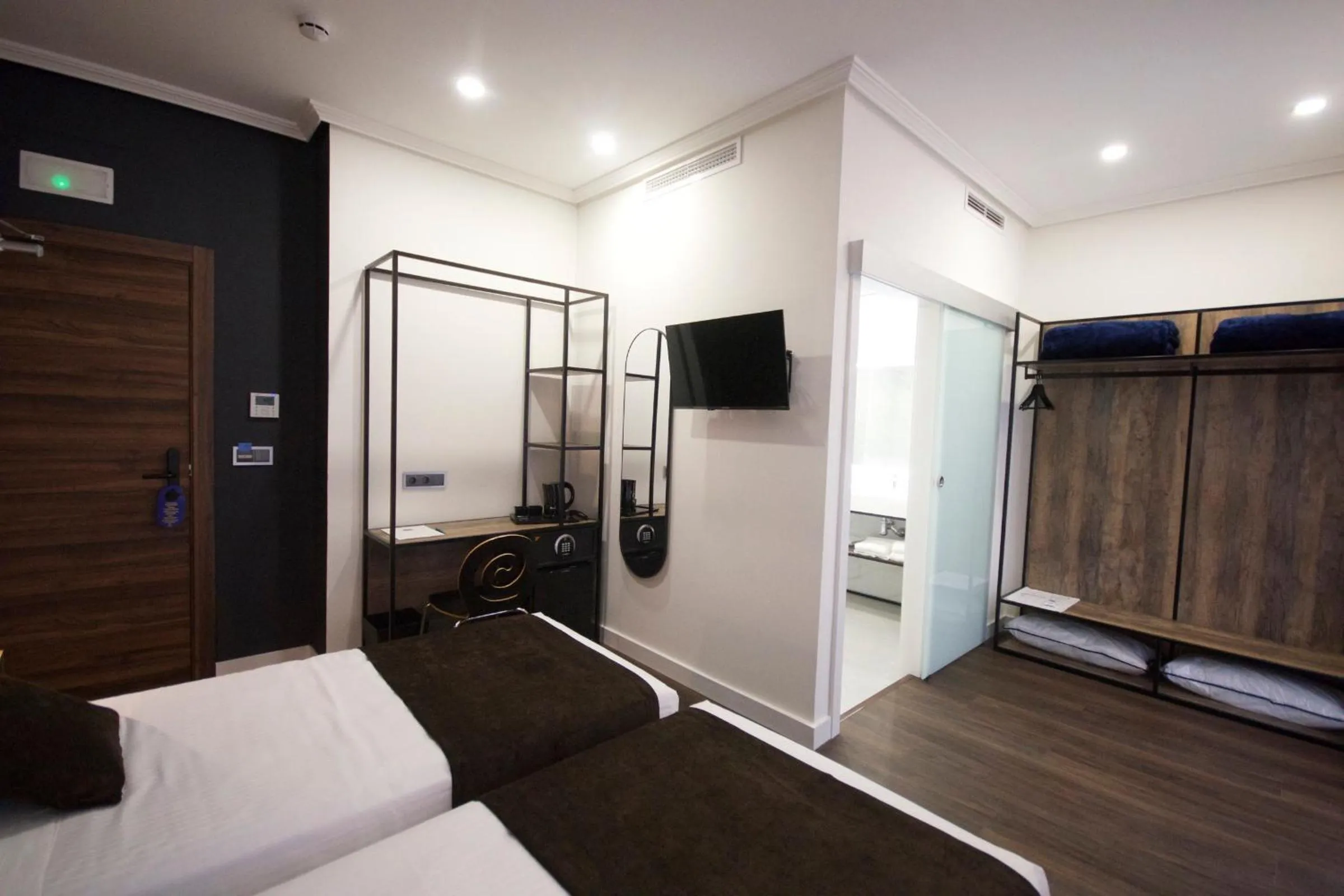 Photo of the whole room, Bed in Hotel BH San Francisco Alicante