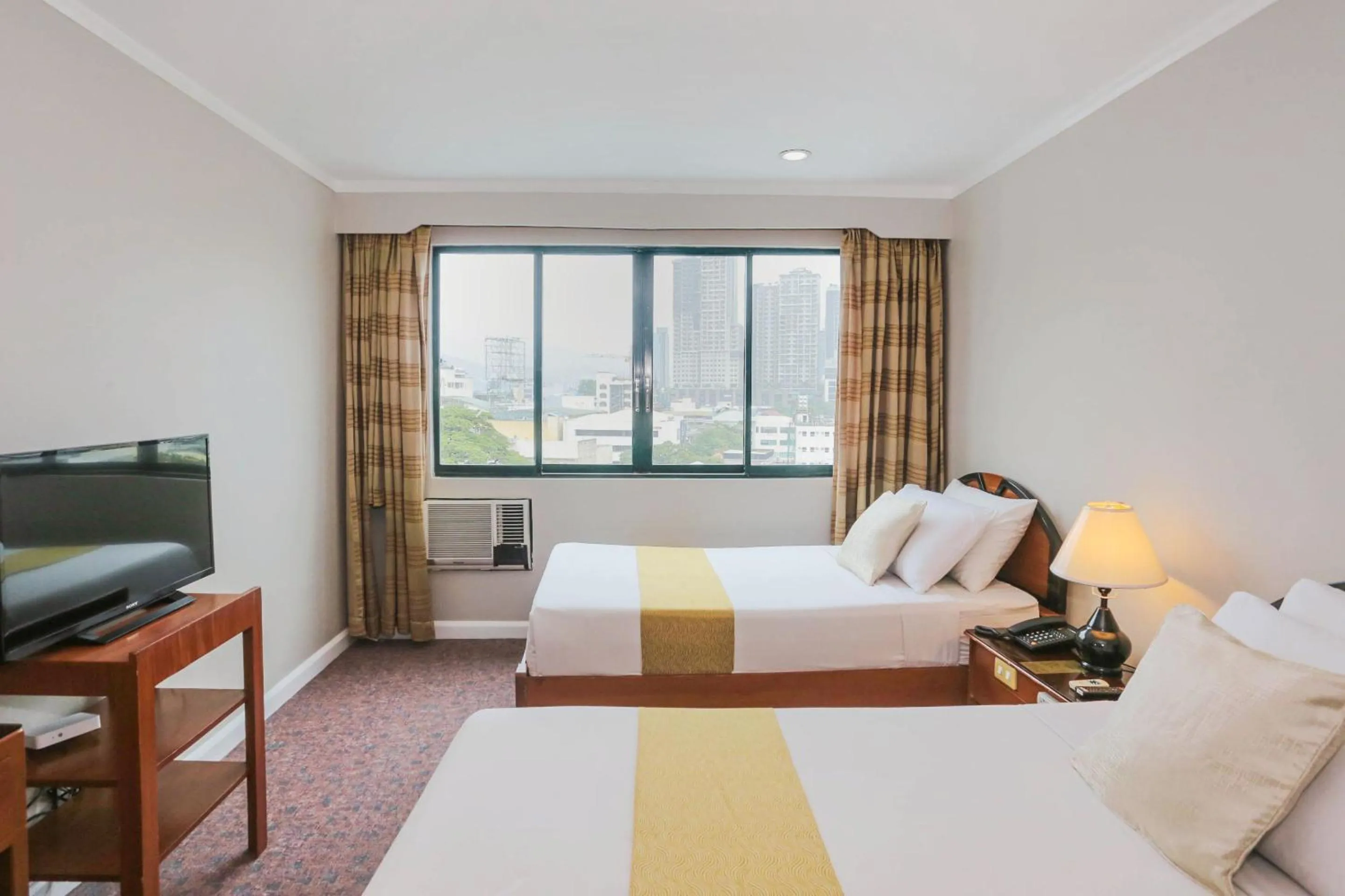 Bedroom, Bed in Holiday Plaza Hotel - Cebu