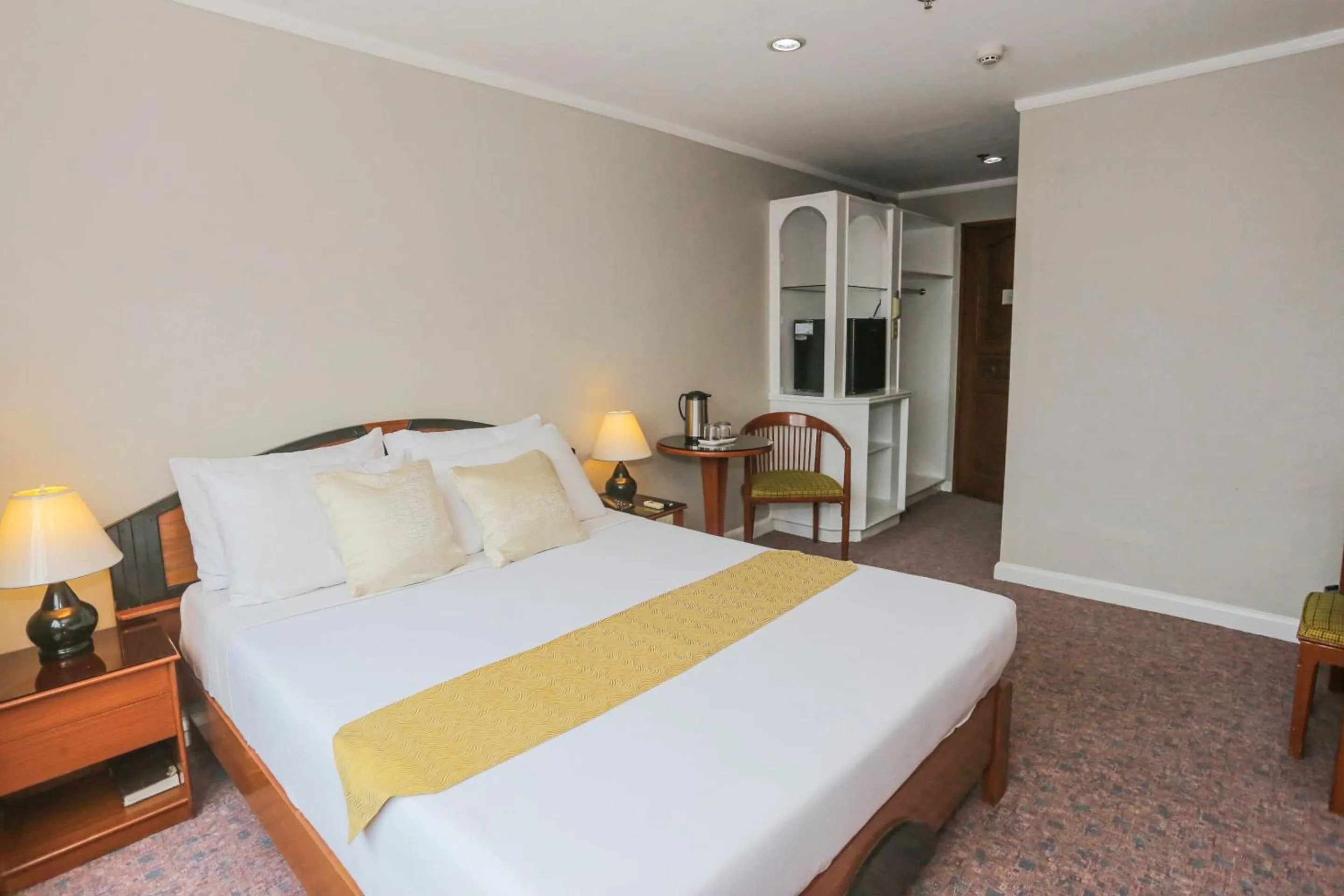 Bedroom, Bed in Holiday Plaza Hotel - Cebu