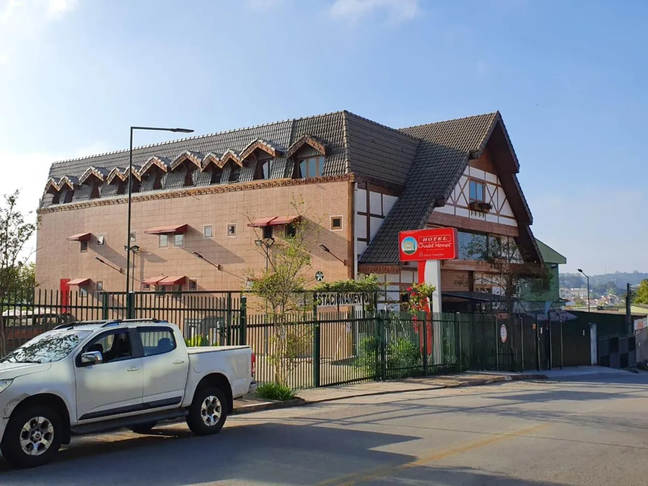 Property building in Hotel Chalet Monet - Granja Vianna