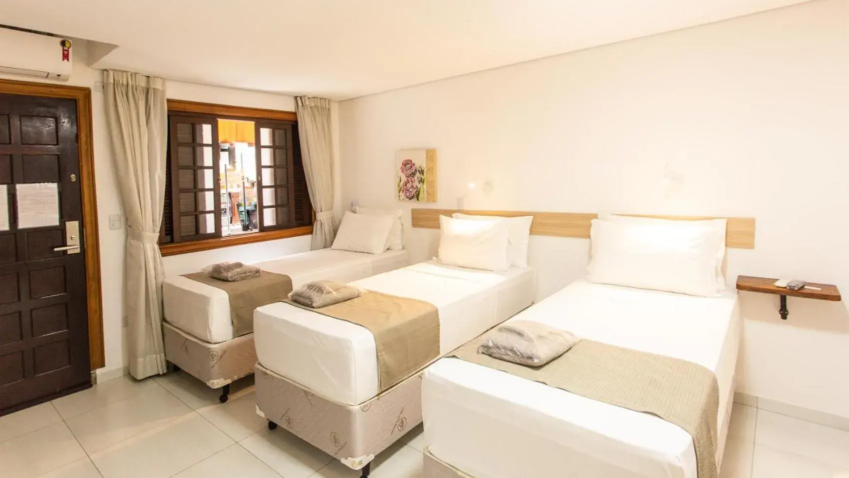 Standard Triple Room in Hotel Chalet Monet - Granja Vianna Standard Triple Room in Hotel Chalet Monet - Granja Vianna