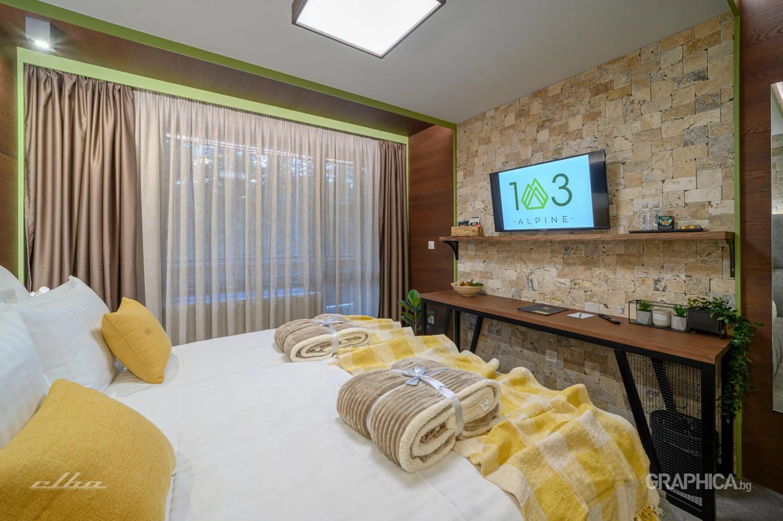 TV and multimedia, Bed in 103 Alpine Hotel