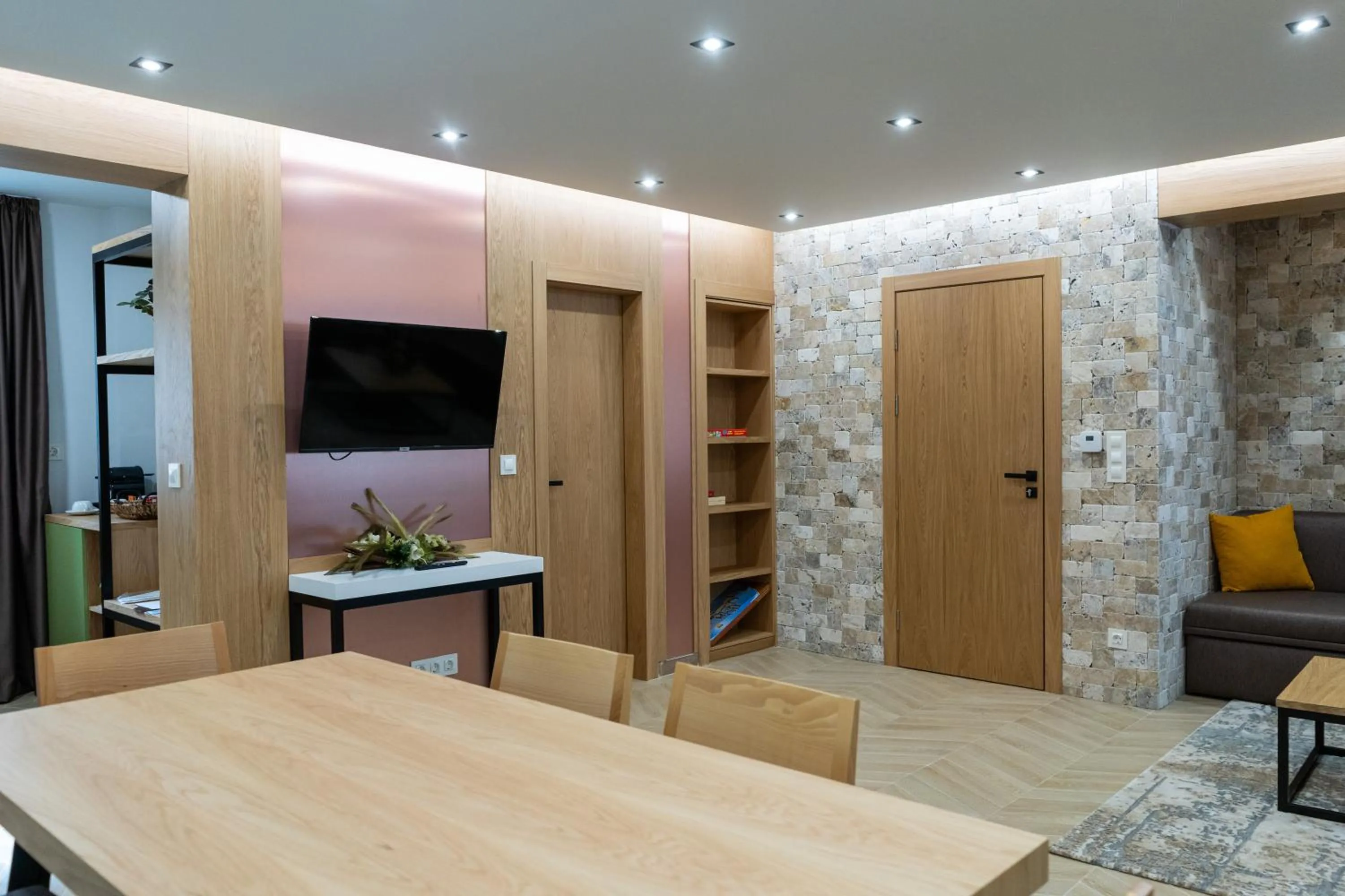 Communal lounge/ TV room in 103 Alpine Hotel