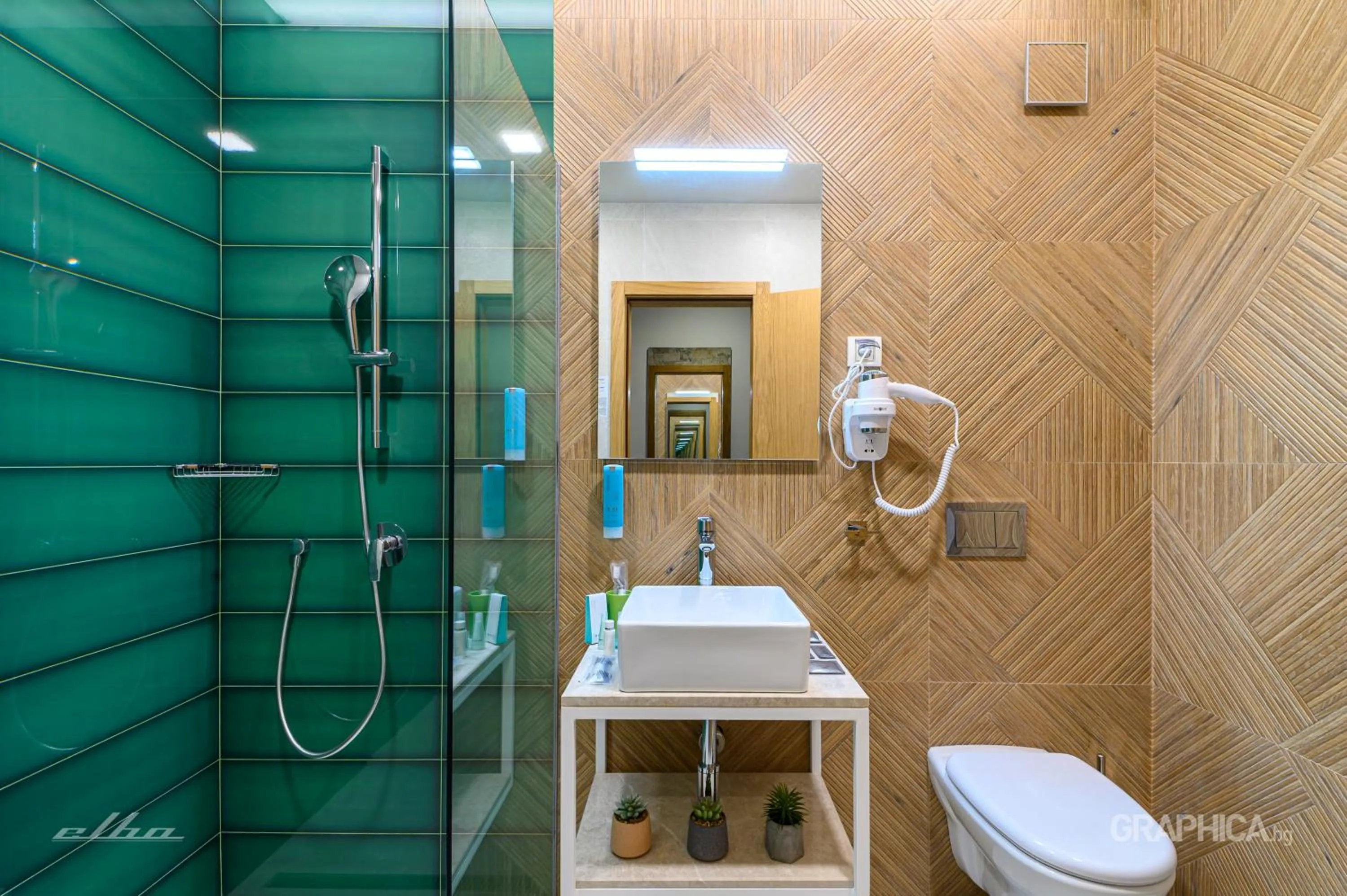 Shower in 103 Alpine Hotel