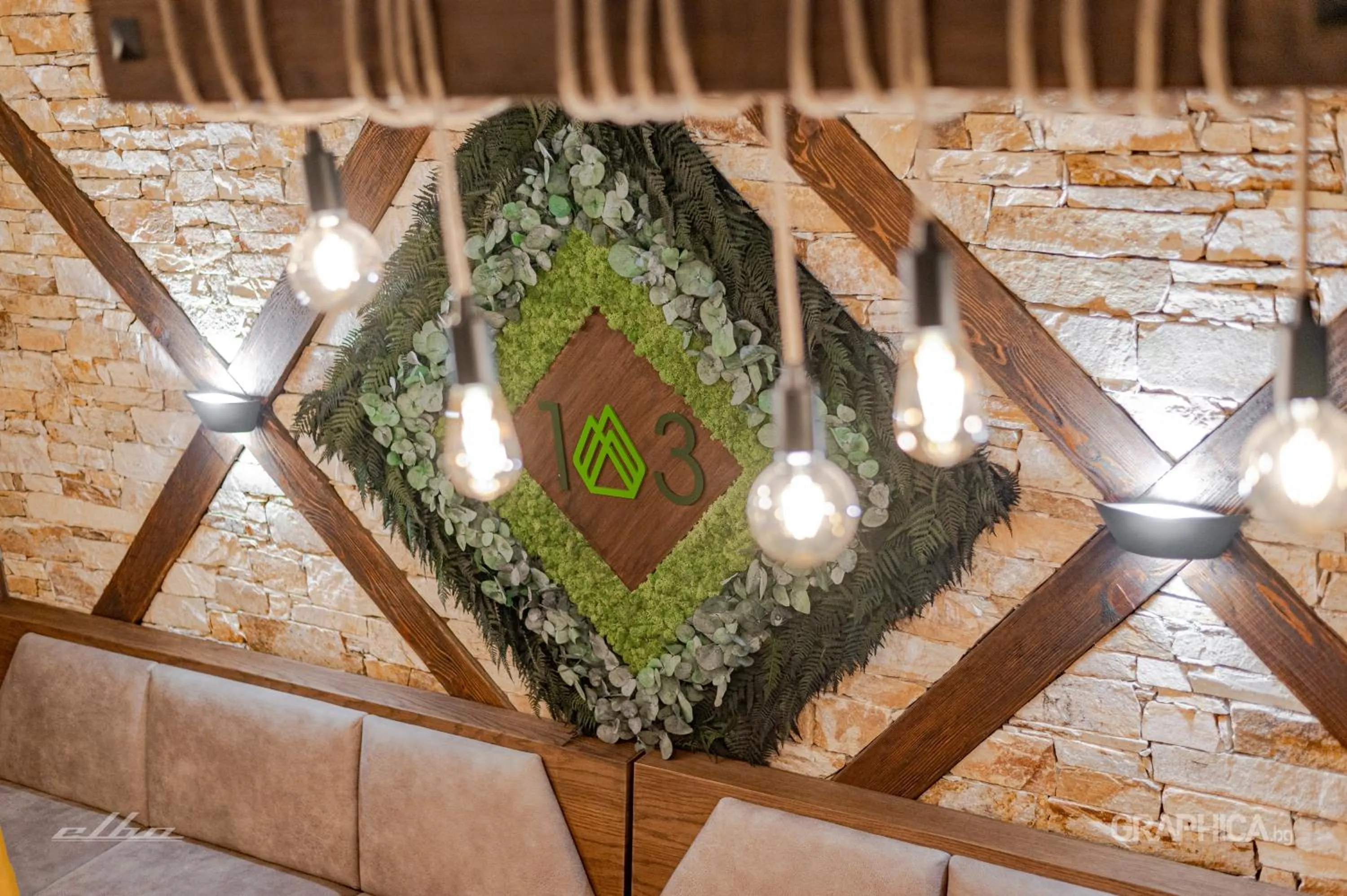 Restaurant/places to eat in 103 Alpine Hotel