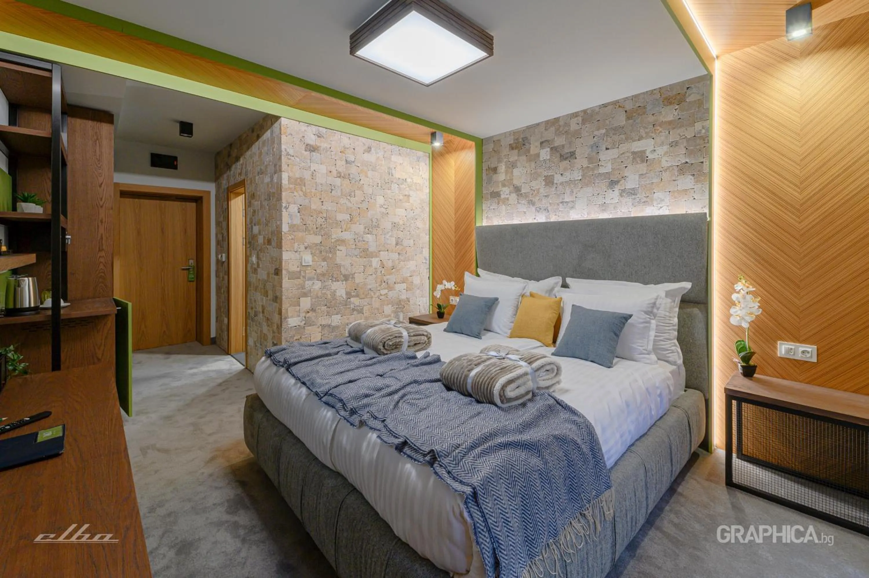 Bed in 103 Alpine Hotel