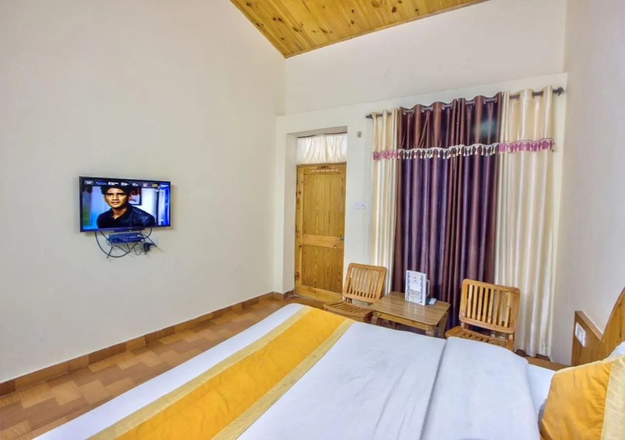 Bed, TV/Entertainment Center in Hotel Thakur Manali