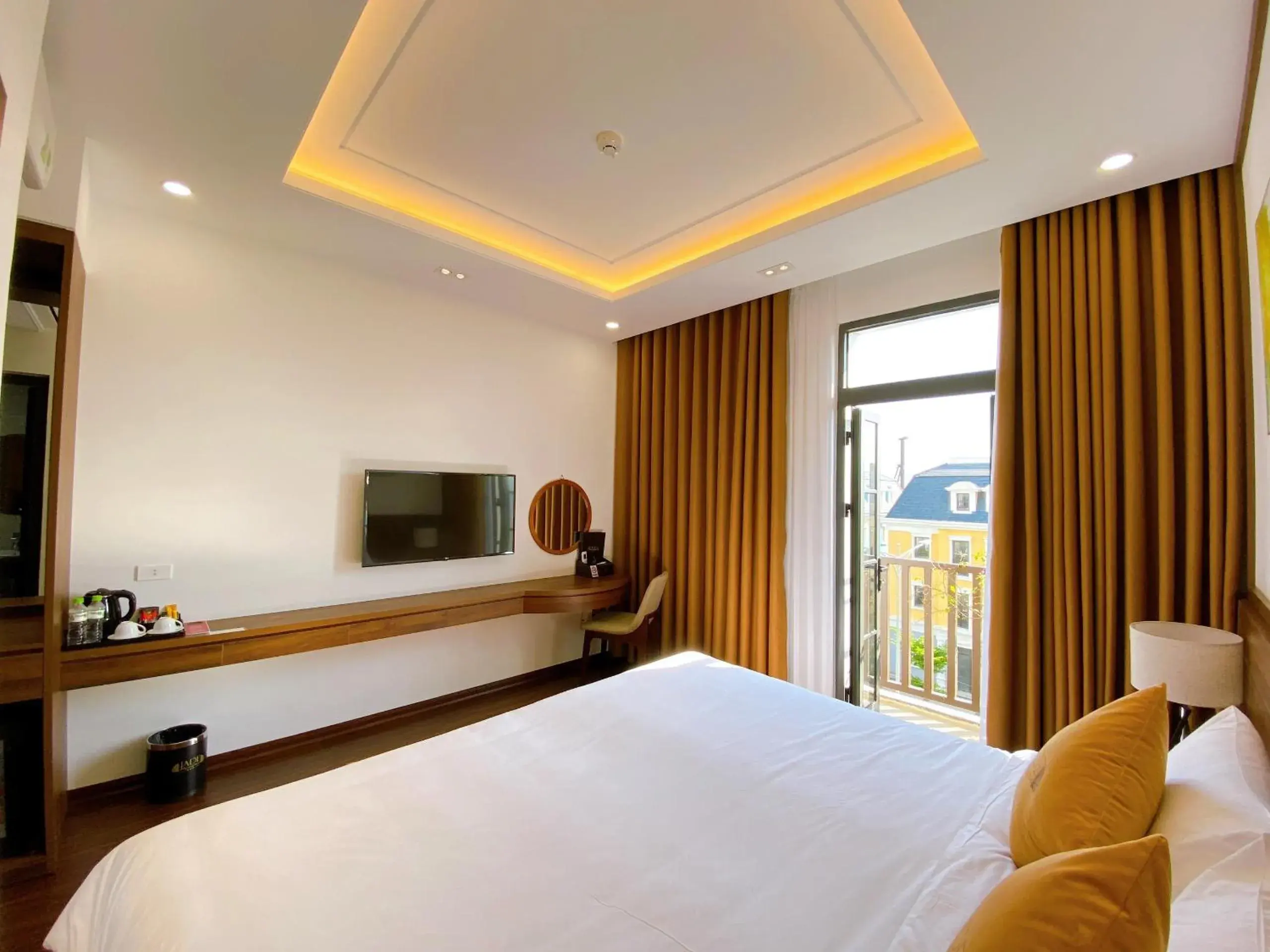 Deluxe Double or Twin Room with Balcony in Jade Ha Long Hotel Deluxe Double or Twin Room with Balcony in Jade Ha Long Hotel