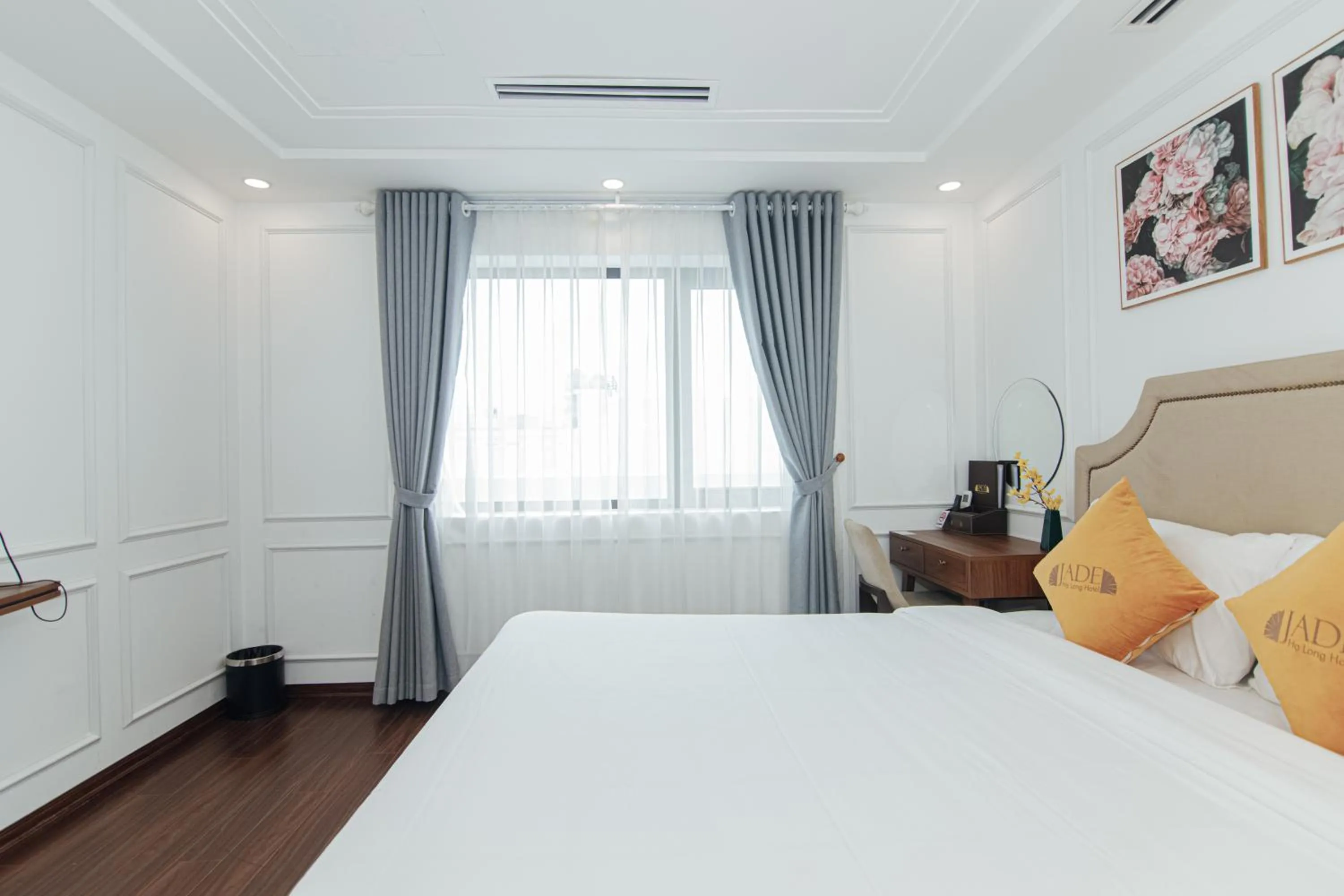 Bed in Jade Ha Long Hotel