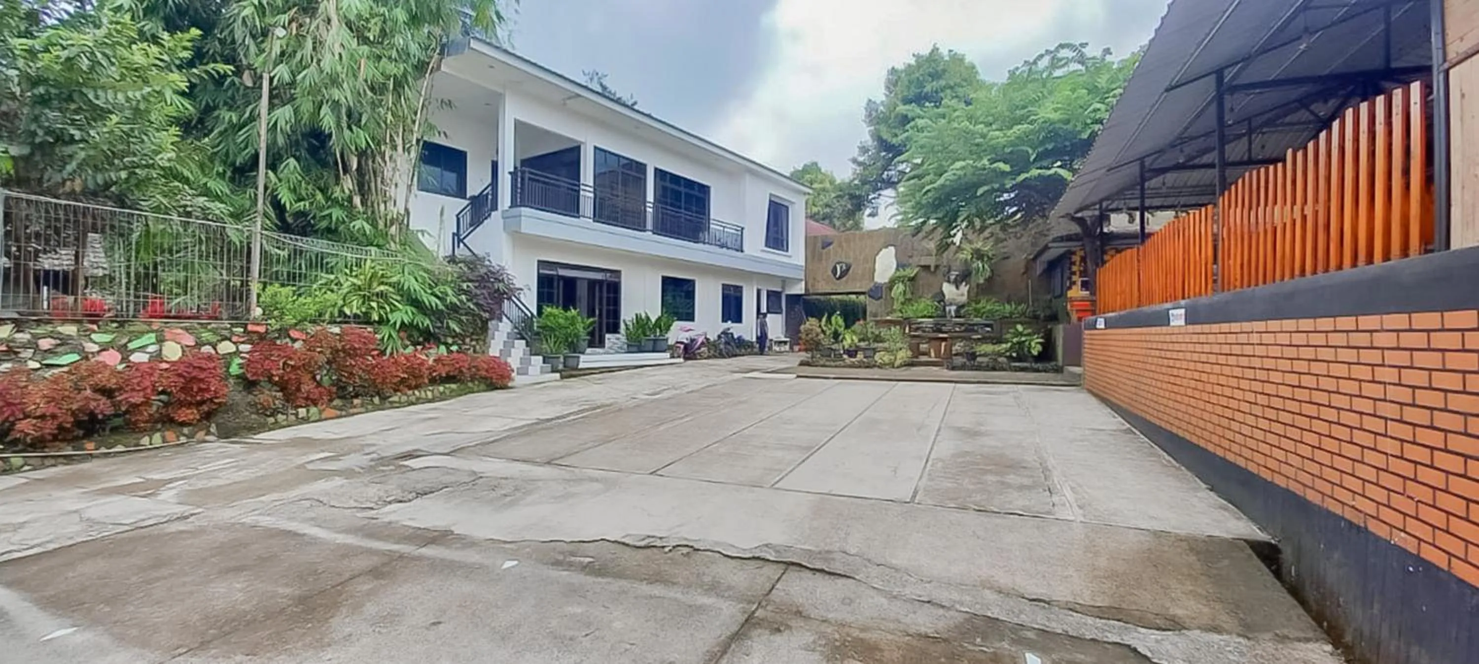 Facade/entrance in Hotel Sri Indrawati Puncak Mitra RedDoorz